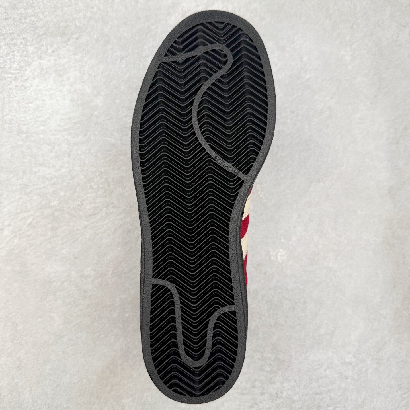 图片[9]-AD Originals Superstar 经典复古贝壳头板鞋 JQ3220 诞生于1969年 是第一双将全皮面鞋 身与橡胶鞋头结合在一起的低帮篮球鞋 Superstar最开始 是作为高帮篮球鞋Pro Model的低帮版本而出现的 但因为其独特和醒目的橡胶鞋头造型而让大家熟知 被大家形象地称为\\\”shelltoe\\\”贝壳头 在70年代的美国职业篮球场上 接近3/4的NBA球员都将这双Superstar作为场上用鞋 80年代之后 经过不断的改良和发展 Superstar逐渐成为横跨时装、音乐、街头文化、休闲和运动等各大领域的时尚潮鞋 尺码：36 36.5 37 38 38.5 39 40 40.5 41 42 42.5 43 44 44.5 45-选品中心