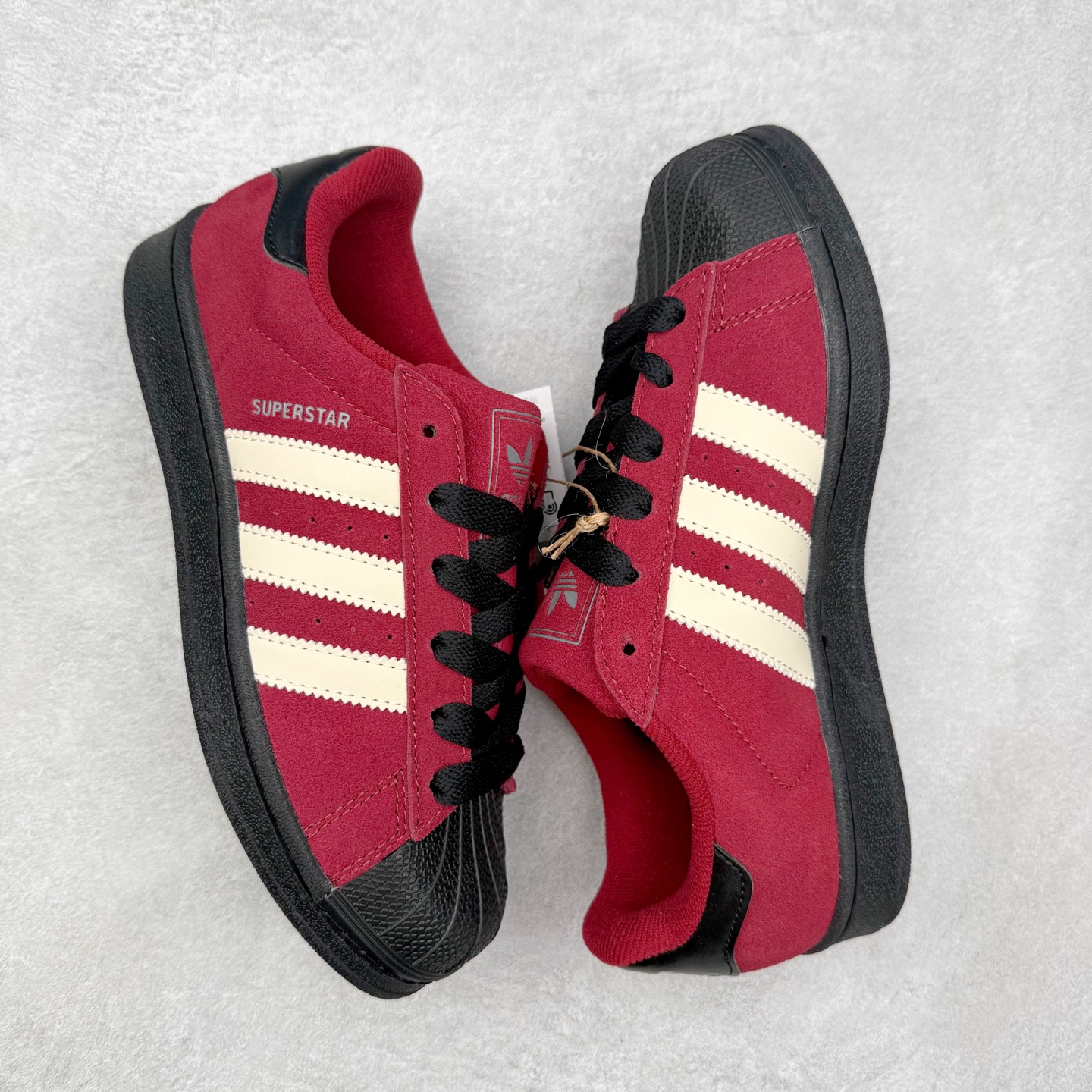 图片[3]-AD Originals Superstar 经典复古贝壳头板鞋 JQ3220 诞生于1969年 是第一双将全皮面鞋 身与橡胶鞋头结合在一起的低帮篮球鞋 Superstar最开始 是作为高帮篮球鞋Pro Model的低帮版本而出现的 但因为其独特和醒目的橡胶鞋头造型而让大家熟知 被大家形象地称为\\\”shelltoe\\\”贝壳头 在70年代的美国职业篮球场上 接近3/4的NBA球员都将这双Superstar作为场上用鞋 80年代之后 经过不断的改良和发展 Superstar逐渐成为横跨时装、音乐、街头文化、休闲和运动等各大领域的时尚潮鞋 尺码：36 36.5 37 38 38.5 39 40 40.5 41 42 42.5 43 44 44.5 45-选品中心