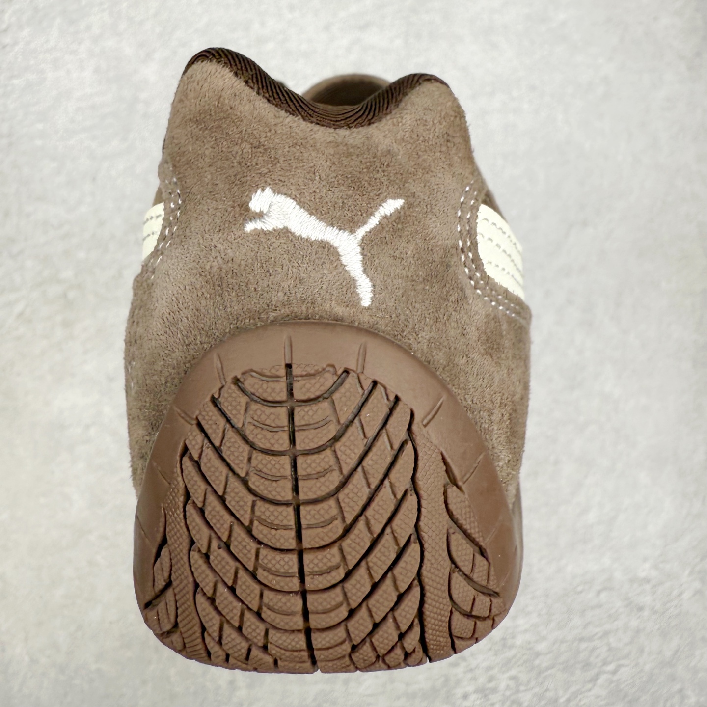 图片[8]-＃特价福利 PUMA Speedca OG 彪马极速赛车系列低帮德训风拼接复古百搭休闲运动赛车鞋 鞋款从80、90年代赛车手所穿的防火赛车鞋为原型，鞋身线条模仿了赛车的流线廓形，体现了空气动力学原理的结构。简约流畅的外观，恰好又和贯穿其中的Formstrip Logo融合恰到好处，视觉上细节丰富且协调。本次Speedcat OG鞋款归来，最大看点自然式保留了窄版鞋型以及薄底构造。这两年各品牌鞋底越做越厚，Speedcat反其道而行之，上脚几乎无鞋底的效果带来耳目一新的视觉体验。鞋面依旧是以质感细腻的麂皮材质打造，并且大面积近乎全包裹的使用，复古味道也愈发浓烈。配色上更是将最原始的黑色和红色带回，向F1赛车队的标志性队服致敬。相信让各位一眼种草的更多是出挑的大红色，上脚即可瞬间点亮整体造型，在以球鞋为核心的OOTD中脱颖而出。而另一款黑色则是低调的万金油，彰显新潮个性的同时又不喧宾夺主，也是热爱简约系穿搭朋友的首选。 尺码：35.5 36 37 37.5 38 38.5 39 40 40.5 41 42 42.5 43 44 44.5 45-选品中心