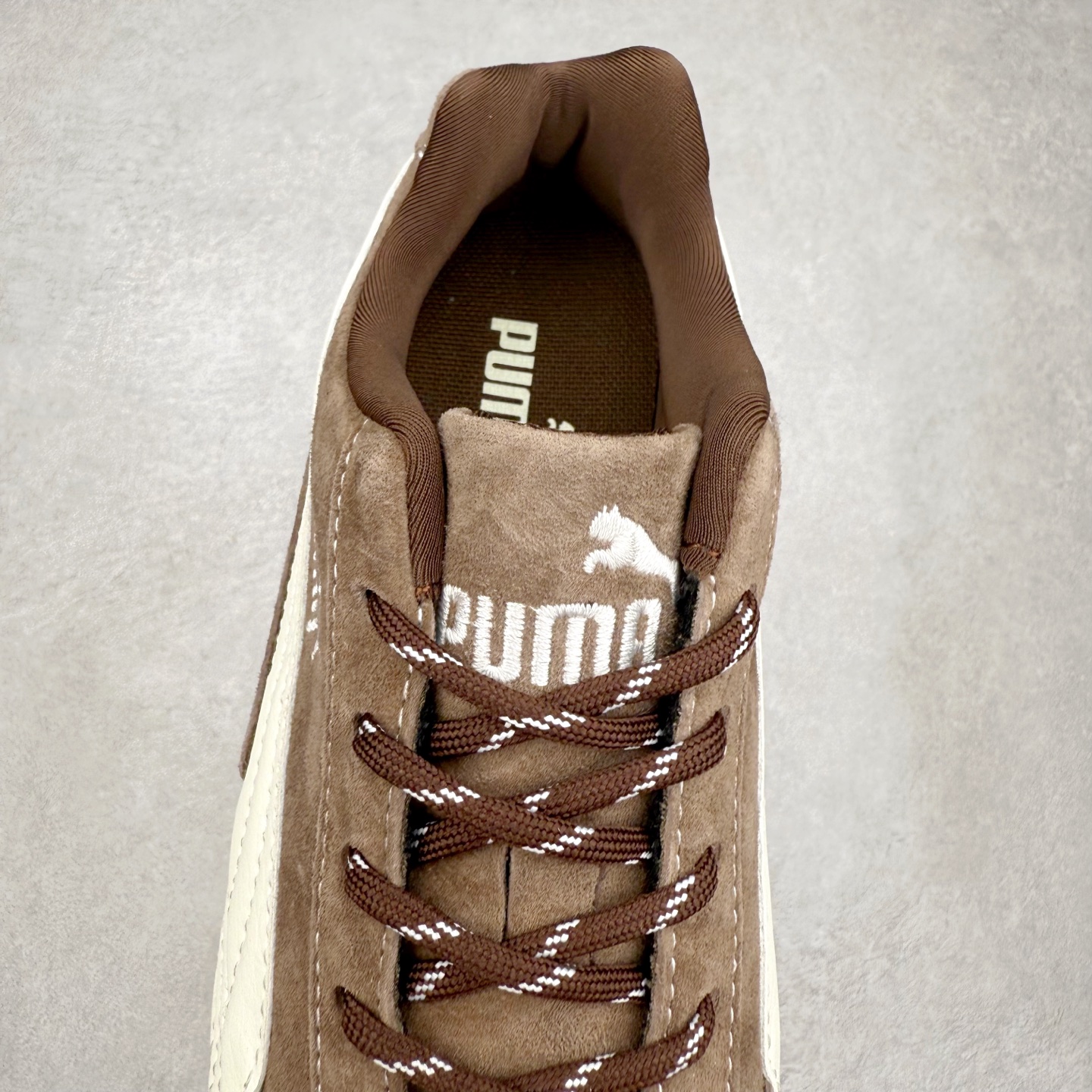图片[5]-＃特价福利 PUMA Speedca OG 彪马极速赛车系列低帮德训风拼接复古百搭休闲运动赛车鞋 鞋款从80、90年代赛车手所穿的防火赛车鞋为原型，鞋身线条模仿了赛车的流线廓形，体现了空气动力学原理的结构。简约流畅的外观，恰好又和贯穿其中的Formstrip Logo融合恰到好处，视觉上细节丰富且协调。本次Speedcat OG鞋款归来，最大看点自然式保留了窄版鞋型以及薄底构造。这两年各品牌鞋底越做越厚，Speedcat反其道而行之，上脚几乎无鞋底的效果带来耳目一新的视觉体验。鞋面依旧是以质感细腻的麂皮材质打造，并且大面积近乎全包裹的使用，复古味道也愈发浓烈。配色上更是将最原始的黑色和红色带回，向F1赛车队的标志性队服致敬。相信让各位一眼种草的更多是出挑的大红色，上脚即可瞬间点亮整体造型，在以球鞋为核心的OOTD中脱颖而出。而另一款黑色则是低调的万金油，彰显新潮个性的同时又不喧宾夺主，也是热爱简约系穿搭朋友的首选。 尺码：35.5 36 37 37.5 38 38.5 39 40 40.5 41 42 42.5 43 44 44.5 45-选品中心