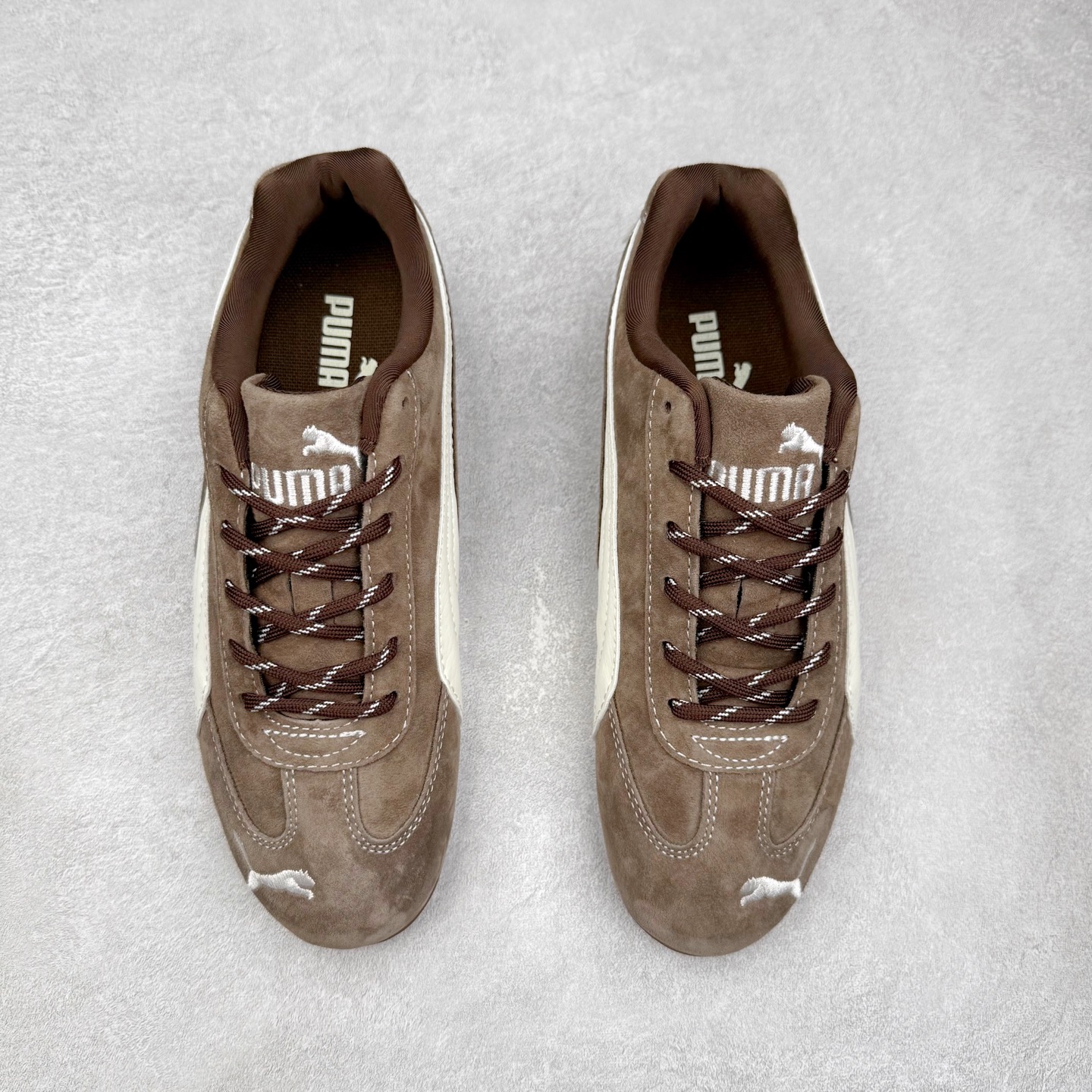 图片[2]-＃特价福利 PUMA Speedca OG 彪马极速赛车系列低帮德训风拼接复古百搭休闲运动赛车鞋 鞋款从80、90年代赛车手所穿的防火赛车鞋为原型，鞋身线条模仿了赛车的流线廓形，体现了空气动力学原理的结构。简约流畅的外观，恰好又和贯穿其中的Formstrip Logo融合恰到好处，视觉上细节丰富且协调。本次Speedcat OG鞋款归来，最大看点自然式保留了窄版鞋型以及薄底构造。这两年各品牌鞋底越做越厚，Speedcat反其道而行之，上脚几乎无鞋底的效果带来耳目一新的视觉体验。鞋面依旧是以质感细腻的麂皮材质打造，并且大面积近乎全包裹的使用，复古味道也愈发浓烈。配色上更是将最原始的黑色和红色带回，向F1赛车队的标志性队服致敬。相信让各位一眼种草的更多是出挑的大红色，上脚即可瞬间点亮整体造型，在以球鞋为核心的OOTD中脱颖而出。而另一款黑色则是低调的万金油，彰显新潮个性的同时又不喧宾夺主，也是热爱简约系穿搭朋友的首选。 尺码：35.5 36 37 37.5 38 38.5 39 40 40.5 41 42 42.5 43 44 44.5 45-选品中心