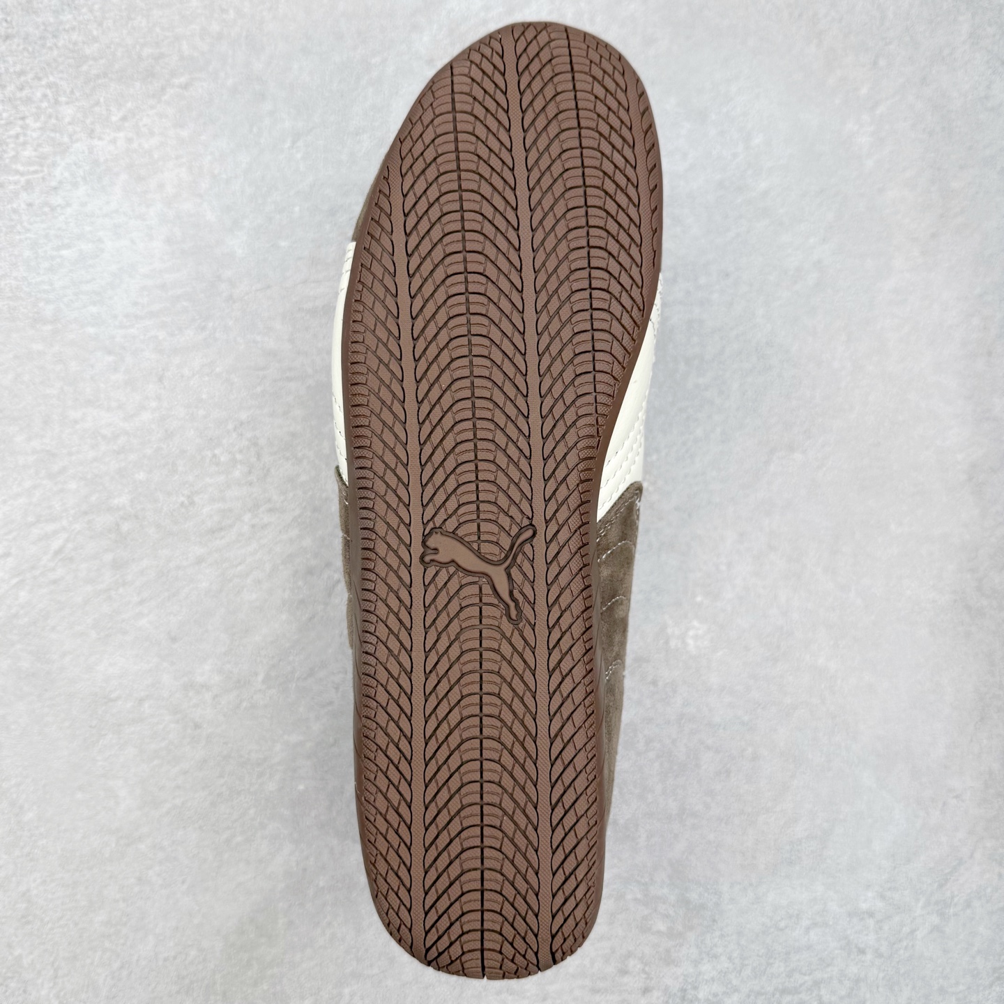 图片[9]-＃特价福利 PUMA Speedca OG 彪马极速赛车系列低帮德训风拼接复古百搭休闲运动赛车鞋 鞋款从80、90年代赛车手所穿的防火赛车鞋为原型，鞋身线条模仿了赛车的流线廓形，体现了空气动力学原理的结构。简约流畅的外观，恰好又和贯穿其中的Formstrip Logo融合恰到好处，视觉上细节丰富且协调。本次Speedcat OG鞋款归来，最大看点自然式保留了窄版鞋型以及薄底构造。这两年各品牌鞋底越做越厚，Speedcat反其道而行之，上脚几乎无鞋底的效果带来耳目一新的视觉体验。鞋面依旧是以质感细腻的麂皮材质打造，并且大面积近乎全包裹的使用，复古味道也愈发浓烈。配色上更是将最原始的黑色和红色带回，向F1赛车队的标志性队服致敬。相信让各位一眼种草的更多是出挑的大红色，上脚即可瞬间点亮整体造型，在以球鞋为核心的OOTD中脱颖而出。而另一款黑色则是低调的万金油，彰显新潮个性的同时又不喧宾夺主，也是热爱简约系穿搭朋友的首选。 尺码：35.5 36 37 37.5 38 38.5 39 40 40.5 41 42 42.5 43 44 44.5 45-选品中心