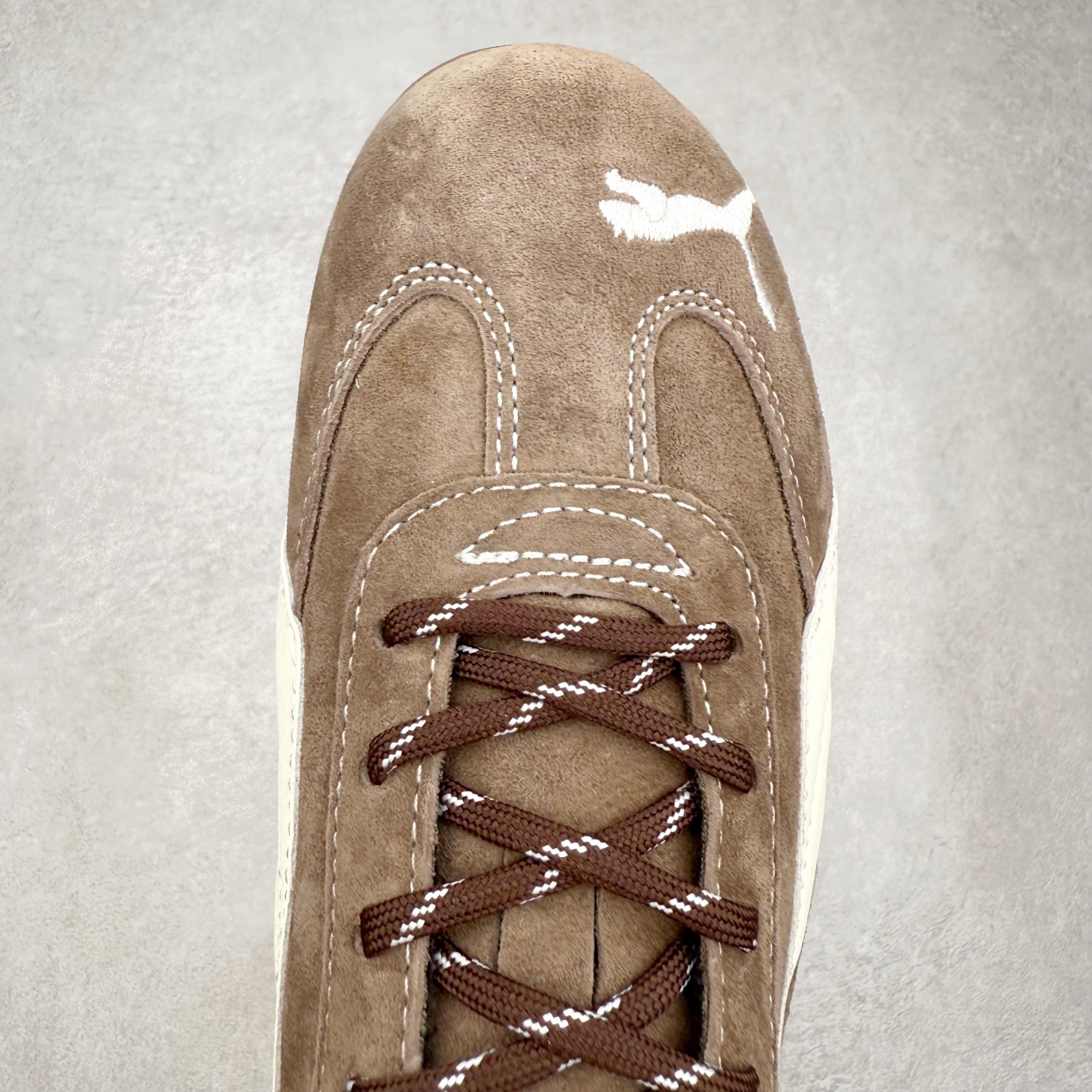 图片[4]-＃特价福利 PUMA Speedca OG 彪马极速赛车系列低帮德训风拼接复古百搭休闲运动赛车鞋 鞋款从80、90年代赛车手所穿的防火赛车鞋为原型，鞋身线条模仿了赛车的流线廓形，体现了空气动力学原理的结构。简约流畅的外观，恰好又和贯穿其中的Formstrip Logo融合恰到好处，视觉上细节丰富且协调。本次Speedcat OG鞋款归来，最大看点自然式保留了窄版鞋型以及薄底构造。这两年各品牌鞋底越做越厚，Speedcat反其道而行之，上脚几乎无鞋底的效果带来耳目一新的视觉体验。鞋面依旧是以质感细腻的麂皮材质打造，并且大面积近乎全包裹的使用，复古味道也愈发浓烈。配色上更是将最原始的黑色和红色带回，向F1赛车队的标志性队服致敬。相信让各位一眼种草的更多是出挑的大红色，上脚即可瞬间点亮整体造型，在以球鞋为核心的OOTD中脱颖而出。而另一款黑色则是低调的万金油，彰显新潮个性的同时又不喧宾夺主，也是热爱简约系穿搭朋友的首选。 尺码：35.5 36 37 37.5 38 38.5 39 40 40.5 41 42 42.5 43 44 44.5 45-选品中心