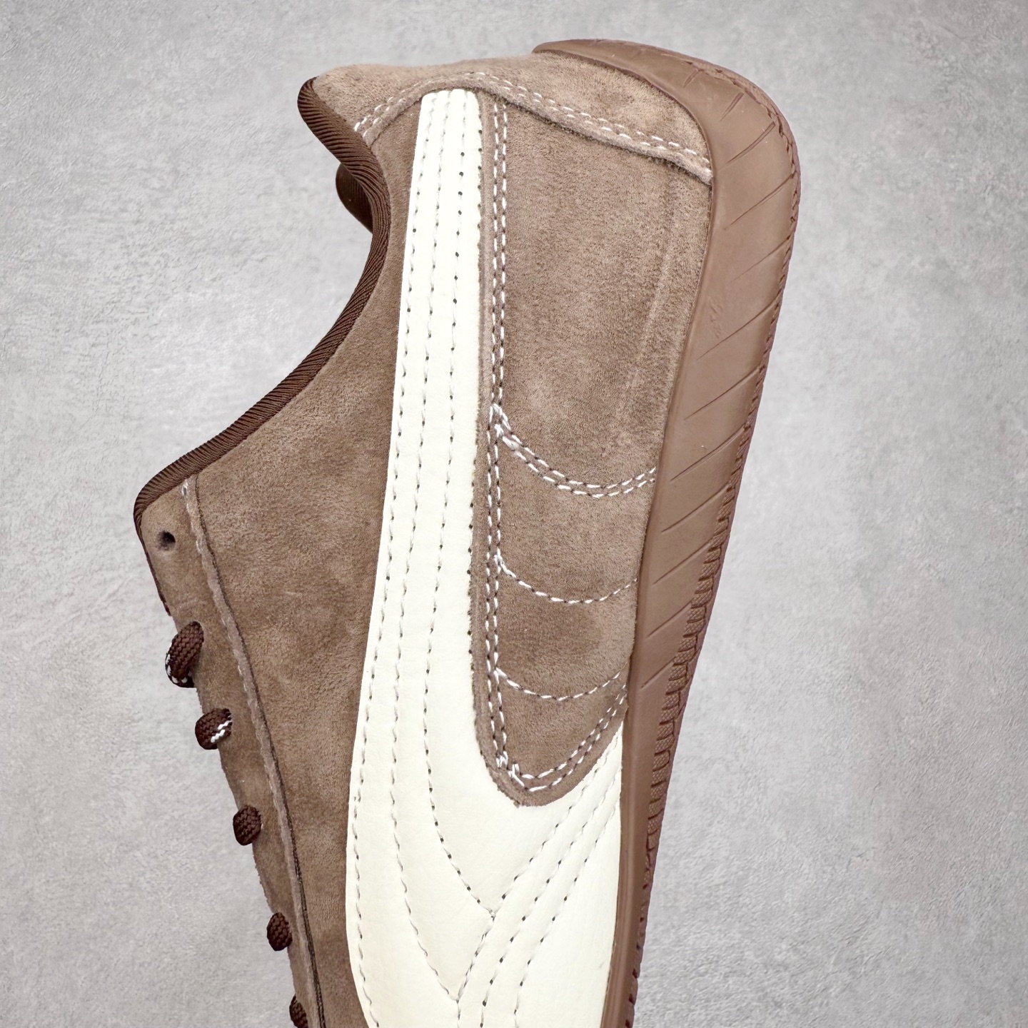 图片[7]-＃特价福利 PUMA Speedca OG 彪马极速赛车系列低帮德训风拼接复古百搭休闲运动赛车鞋 鞋款从80、90年代赛车手所穿的防火赛车鞋为原型，鞋身线条模仿了赛车的流线廓形，体现了空气动力学原理的结构。简约流畅的外观，恰好又和贯穿其中的Formstrip Logo融合恰到好处，视觉上细节丰富且协调。本次Speedcat OG鞋款归来，最大看点自然式保留了窄版鞋型以及薄底构造。这两年各品牌鞋底越做越厚，Speedcat反其道而行之，上脚几乎无鞋底的效果带来耳目一新的视觉体验。鞋面依旧是以质感细腻的麂皮材质打造，并且大面积近乎全包裹的使用，复古味道也愈发浓烈。配色上更是将最原始的黑色和红色带回，向F1赛车队的标志性队服致敬。相信让各位一眼种草的更多是出挑的大红色，上脚即可瞬间点亮整体造型，在以球鞋为核心的OOTD中脱颖而出。而另一款黑色则是低调的万金油，彰显新潮个性的同时又不喧宾夺主，也是热爱简约系穿搭朋友的首选。 尺码：35.5 36 37 37.5 38 38.5 39 40 40.5 41 42 42.5 43 44 44.5 45-选品中心