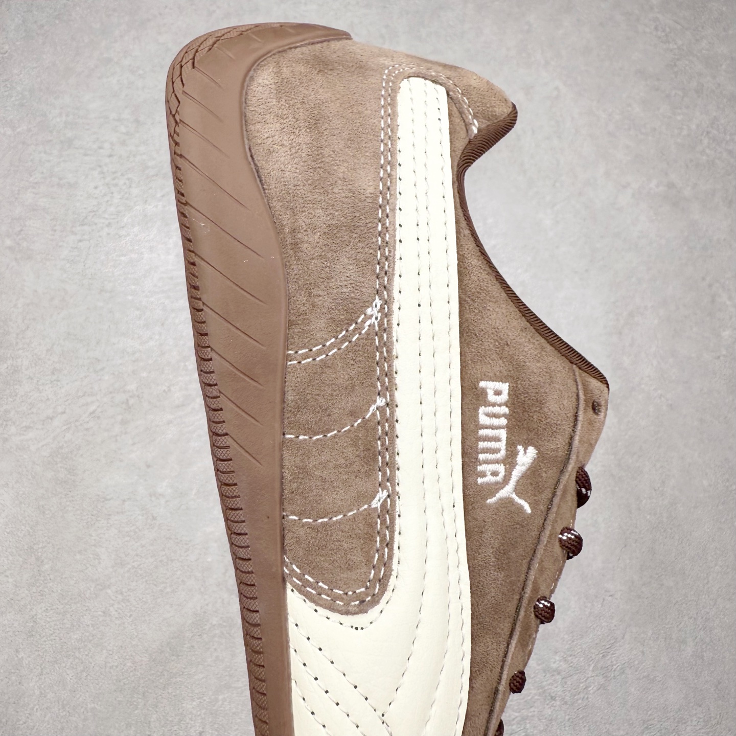 图片[6]-＃特价福利 PUMA Speedca OG 彪马极速赛车系列低帮德训风拼接复古百搭休闲运动赛车鞋 鞋款从80、90年代赛车手所穿的防火赛车鞋为原型，鞋身线条模仿了赛车的流线廓形，体现了空气动力学原理的结构。简约流畅的外观，恰好又和贯穿其中的Formstrip Logo融合恰到好处，视觉上细节丰富且协调。本次Speedcat OG鞋款归来，最大看点自然式保留了窄版鞋型以及薄底构造。这两年各品牌鞋底越做越厚，Speedcat反其道而行之，上脚几乎无鞋底的效果带来耳目一新的视觉体验。鞋面依旧是以质感细腻的麂皮材质打造，并且大面积近乎全包裹的使用，复古味道也愈发浓烈。配色上更是将最原始的黑色和红色带回，向F1赛车队的标志性队服致敬。相信让各位一眼种草的更多是出挑的大红色，上脚即可瞬间点亮整体造型，在以球鞋为核心的OOTD中脱颖而出。而另一款黑色则是低调的万金油，彰显新潮个性的同时又不喧宾夺主，也是热爱简约系穿搭朋友的首选。 尺码：35.5 36 37 37.5 38 38.5 39 40 40.5 41 42 42.5 43 44 44.5 45-选品中心