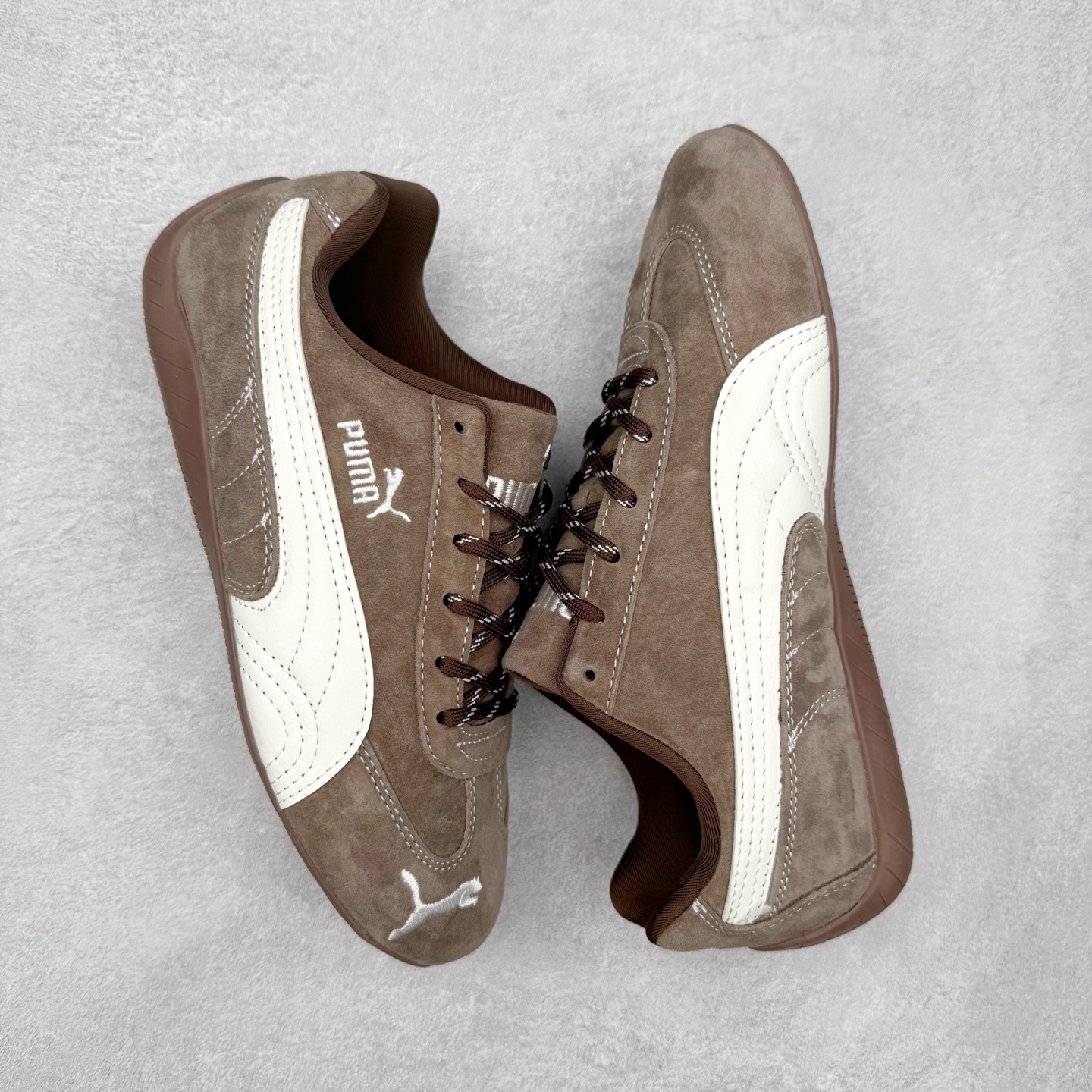 图片[3]-＃特价福利 PUMA Speedca OG 彪马极速赛车系列低帮德训风拼接复古百搭休闲运动赛车鞋 鞋款从80、90年代赛车手所穿的防火赛车鞋为原型，鞋身线条模仿了赛车的流线廓形，体现了空气动力学原理的结构。简约流畅的外观，恰好又和贯穿其中的Formstrip Logo融合恰到好处，视觉上细节丰富且协调。本次Speedcat OG鞋款归来，最大看点自然式保留了窄版鞋型以及薄底构造。这两年各品牌鞋底越做越厚，Speedcat反其道而行之，上脚几乎无鞋底的效果带来耳目一新的视觉体验。鞋面依旧是以质感细腻的麂皮材质打造，并且大面积近乎全包裹的使用，复古味道也愈发浓烈。配色上更是将最原始的黑色和红色带回，向F1赛车队的标志性队服致敬。相信让各位一眼种草的更多是出挑的大红色，上脚即可瞬间点亮整体造型，在以球鞋为核心的OOTD中脱颖而出。而另一款黑色则是低调的万金油，彰显新潮个性的同时又不喧宾夺主，也是热爱简约系穿搭朋友的首选。 尺码：35.5 36 37 37.5 38 38.5 39 40 40.5 41 42 42.5 43 44 44.5 45-选品中心