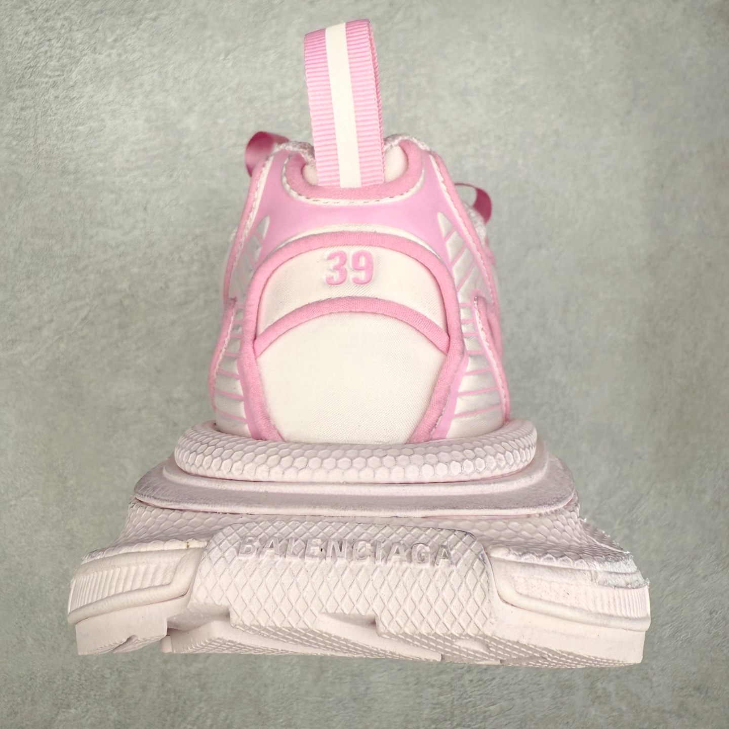 图片[8]-＃VG零售版 BALENCIAGA 3XL Sneakers 巴黎世家十代网布系带低帮走秀复古老爹鞋 全套原纸板楦头开发 最原汁原味的灵魂版型 全鞋荧光划线卡点 胶水把控整洁度追求极致完美 每一双都是工艺品 多重QC质检 超越公司货的品控标准 实实在在的免检产品 原盒原配 正确字体电绣 粗细、位置、大小正确 侧边TPU 透气孔匹配意产原版 正确分离大底 TPU软底 原版一致大底LOGO 立体感十足 原厂皮料水洗做旧 采购原厂网纱 不含皮革 网布材料和聚氨酯 磨损效果 鞋头边缘和后帮 Balenciaga 徽标 鞋面和后跟凸印尺码 鞋舌 3XL 橡胶品牌标识和反光细节 鞋帮拉袢和鞋舌拉祥 配反光细节 备用鞋带在鞋履前侧 可在穿着前取下 便于不同造型搭配 正常尺码 尺码：35 36 37 38 39 40 41 42 43 44 45 46-选品中心