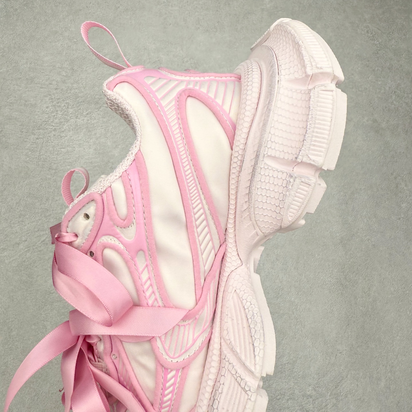 图片[7]-＃VG零售版 BALENCIAGA 3XL Sneakers 巴黎世家十代网布系带低帮走秀复古老爹鞋 全套原纸板楦头开发 最原汁原味的灵魂版型 全鞋荧光划线卡点 胶水把控整洁度追求极致完美 每一双都是工艺品 多重QC质检 超越公司货的品控标准 实实在在的免检产品 原盒原配 正确字体电绣 粗细、位置、大小正确 侧边TPU 透气孔匹配意产原版 正确分离大底 TPU软底 原版一致大底LOGO 立体感十足 原厂皮料水洗做旧 采购原厂网纱 不含皮革 网布材料和聚氨酯 磨损效果 鞋头边缘和后帮 Balenciaga 徽标 鞋面和后跟凸印尺码 鞋舌 3XL 橡胶品牌标识和反光细节 鞋帮拉袢和鞋舌拉祥 配反光细节 备用鞋带在鞋履前侧 可在穿着前取下 便于不同造型搭配 正常尺码 尺码：35 36 37 38 39 40 41 42 43 44 45 46-选品中心