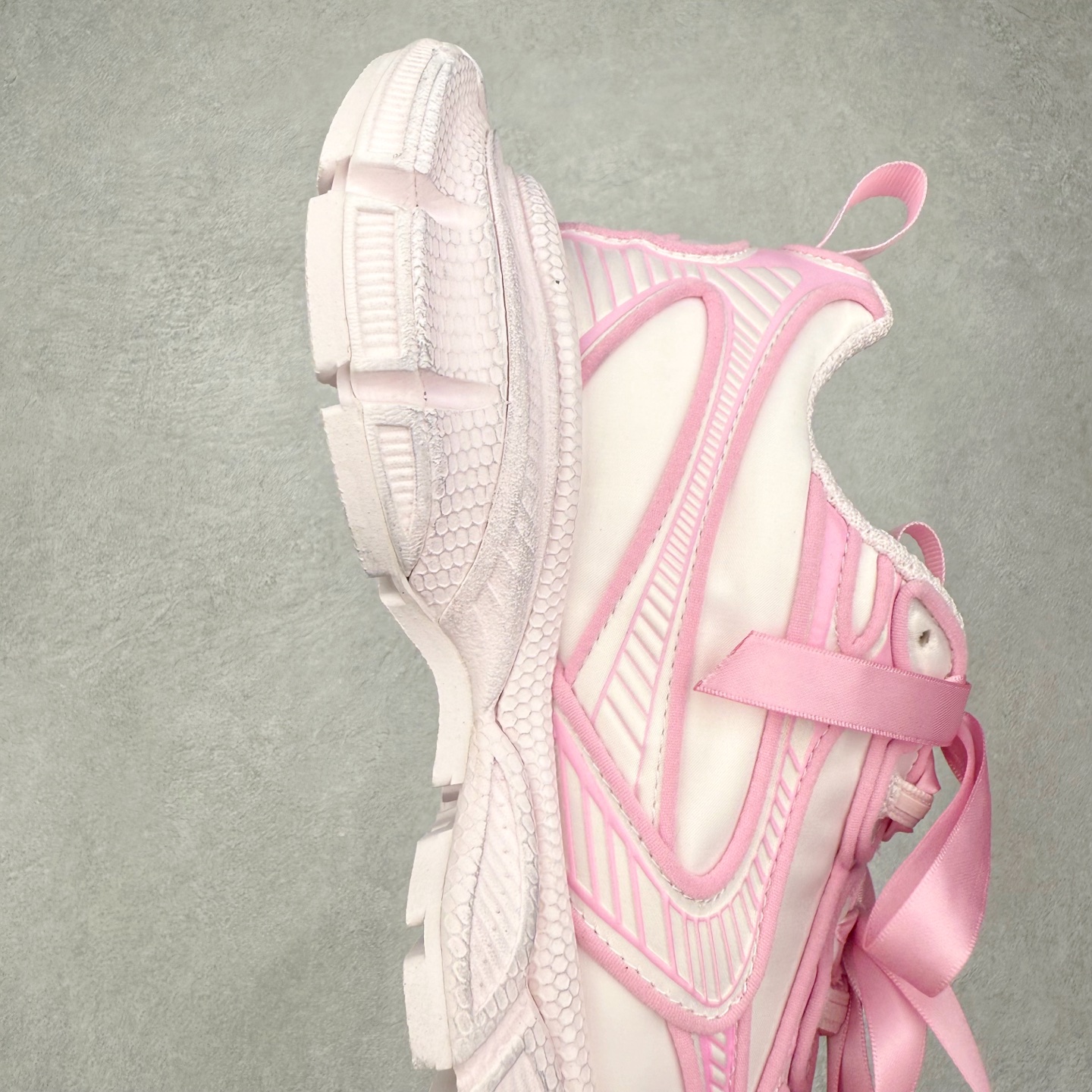 图片[6]-＃VG零售版 BALENCIAGA 3XL Sneakers 巴黎世家十代网布系带低帮走秀复古老爹鞋 全套原纸板楦头开发 最原汁原味的灵魂版型 全鞋荧光划线卡点 胶水把控整洁度追求极致完美 每一双都是工艺品 多重QC质检 超越公司货的品控标准 实实在在的免检产品 原盒原配 正确字体电绣 粗细、位置、大小正确 侧边TPU 透气孔匹配意产原版 正确分离大底 TPU软底 原版一致大底LOGO 立体感十足 原厂皮料水洗做旧 采购原厂网纱 不含皮革 网布材料和聚氨酯 磨损效果 鞋头边缘和后帮 Balenciaga 徽标 鞋面和后跟凸印尺码 鞋舌 3XL 橡胶品牌标识和反光细节 鞋帮拉袢和鞋舌拉祥 配反光细节 备用鞋带在鞋履前侧 可在穿着前取下 便于不同造型搭配 正常尺码 尺码：35 36 37 38 39 40 41 42 43 44 45 46-选品中心