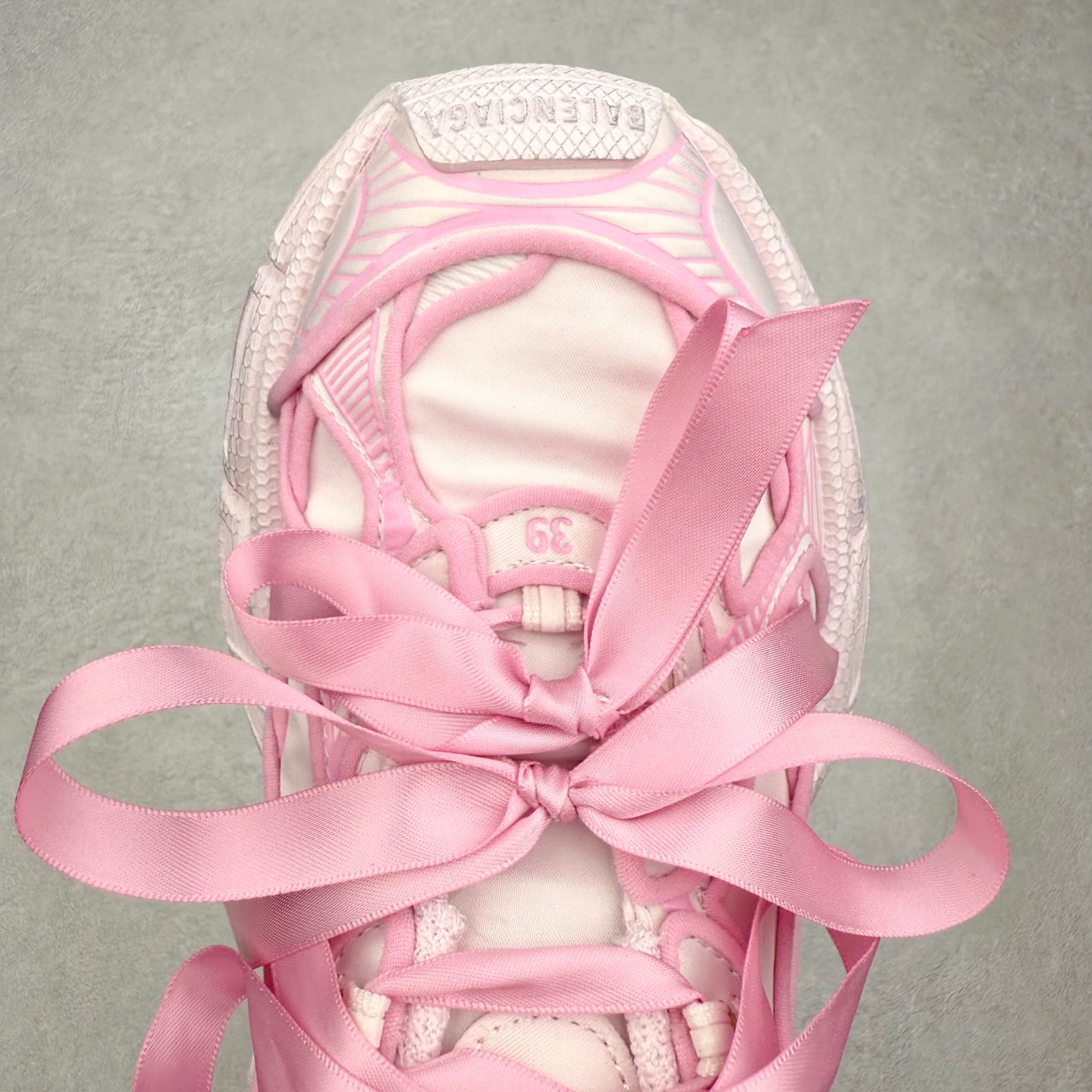 图片[4]-＃VG零售版 BALENCIAGA 3XL Sneakers 巴黎世家十代网布系带低帮走秀复古老爹鞋 全套原纸板楦头开发 最原汁原味的灵魂版型 全鞋荧光划线卡点 胶水把控整洁度追求极致完美 每一双都是工艺品 多重QC质检 超越公司货的品控标准 实实在在的免检产品 原盒原配 正确字体电绣 粗细、位置、大小正确 侧边TPU 透气孔匹配意产原版 正确分离大底 TPU软底 原版一致大底LOGO 立体感十足 原厂皮料水洗做旧 采购原厂网纱 不含皮革 网布材料和聚氨酯 磨损效果 鞋头边缘和后帮 Balenciaga 徽标 鞋面和后跟凸印尺码 鞋舌 3XL 橡胶品牌标识和反光细节 鞋帮拉袢和鞋舌拉祥 配反光细节 备用鞋带在鞋履前侧 可在穿着前取下 便于不同造型搭配 正常尺码 尺码：35 36 37 38 39 40 41 42 43 44 45 46-选品中心