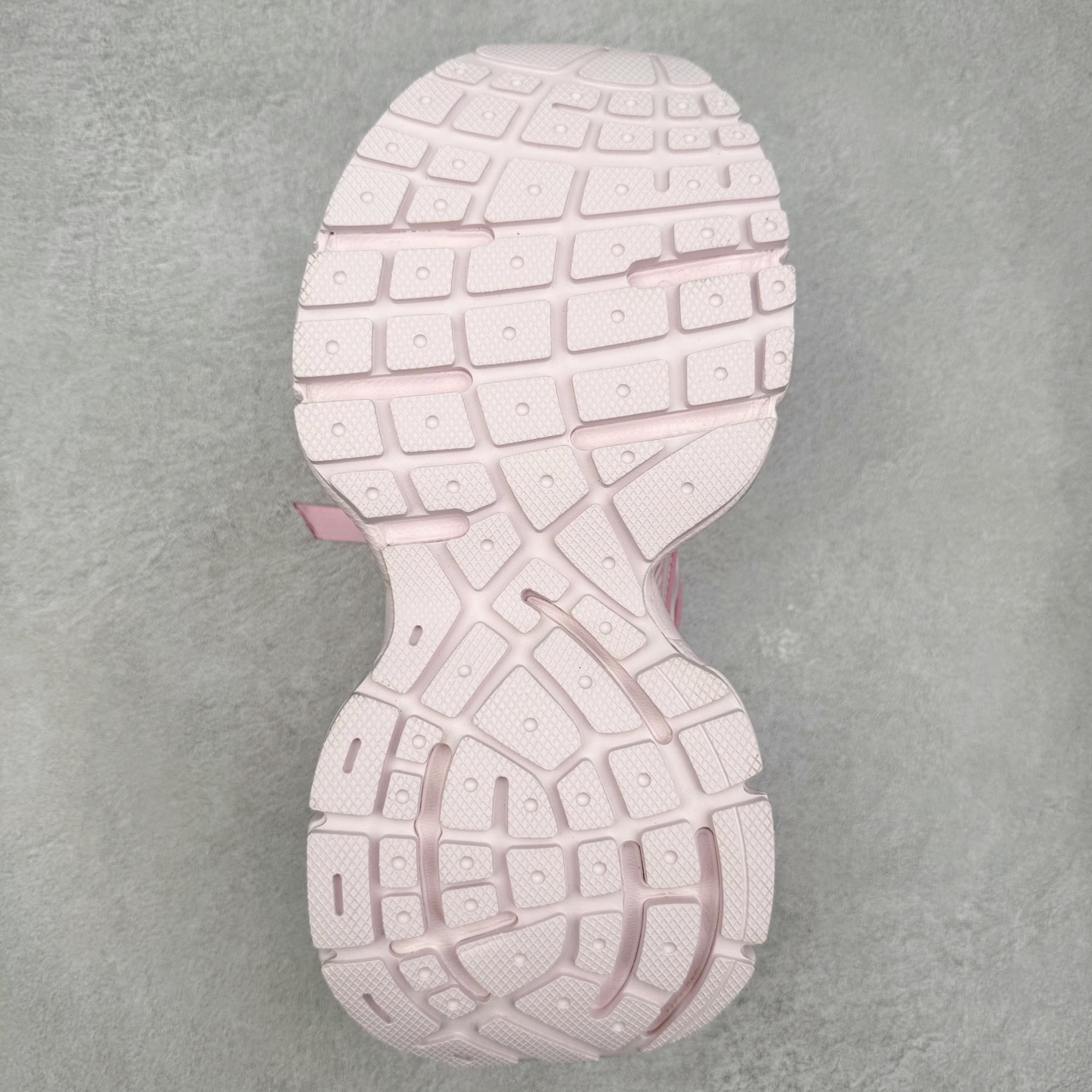 图片[9]-＃VG零售版 BALENCIAGA 3XL Sneakers 巴黎世家十代网布系带低帮走秀复古老爹鞋 全套原纸板楦头开发 最原汁原味的灵魂版型 全鞋荧光划线卡点 胶水把控整洁度追求极致完美 每一双都是工艺品 多重QC质检 超越公司货的品控标准 实实在在的免检产品 原盒原配 正确字体电绣 粗细、位置、大小正确 侧边TPU 透气孔匹配意产原版 正确分离大底 TPU软底 原版一致大底LOGO 立体感十足 原厂皮料水洗做旧 采购原厂网纱 不含皮革 网布材料和聚氨酯 磨损效果 鞋头边缘和后帮 Balenciaga 徽标 鞋面和后跟凸印尺码 鞋舌 3XL 橡胶品牌标识和反光细节 鞋帮拉袢和鞋舌拉祥 配反光细节 备用鞋带在鞋履前侧 可在穿着前取下 便于不同造型搭配 正常尺码 尺码：35 36 37 38 39 40 41 42 43 44 45 46-选品中心