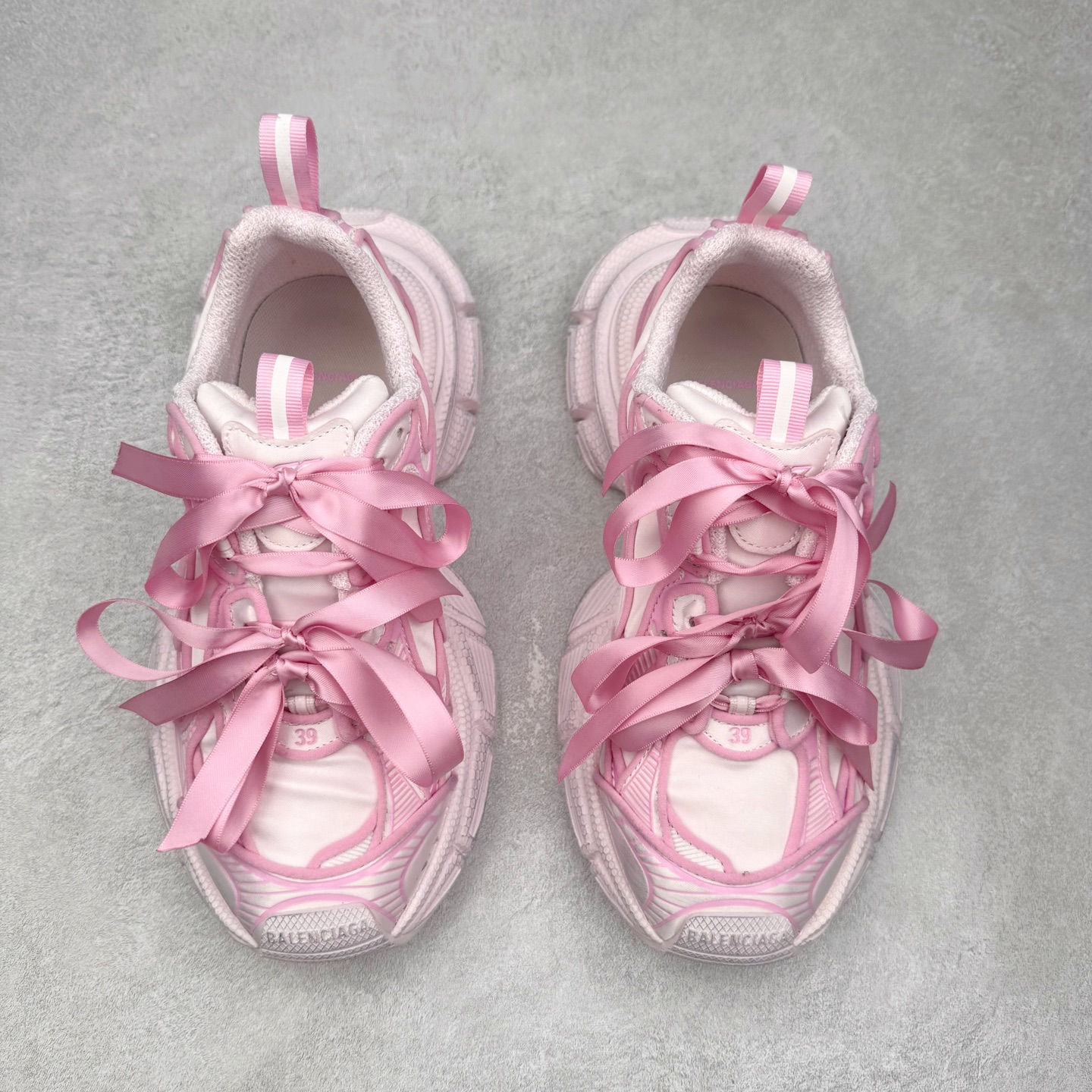 图片[2]-＃VG零售版 BALENCIAGA 3XL Sneakers 巴黎世家十代网布系带低帮走秀复古老爹鞋 全套原纸板楦头开发 最原汁原味的灵魂版型 全鞋荧光划线卡点 胶水把控整洁度追求极致完美 每一双都是工艺品 多重QC质检 超越公司货的品控标准 实实在在的免检产品 原盒原配 正确字体电绣 粗细、位置、大小正确 侧边TPU 透气孔匹配意产原版 正确分离大底 TPU软底 原版一致大底LOGO 立体感十足 原厂皮料水洗做旧 采购原厂网纱 不含皮革 网布材料和聚氨酯 磨损效果 鞋头边缘和后帮 Balenciaga 徽标 鞋面和后跟凸印尺码 鞋舌 3XL 橡胶品牌标识和反光细节 鞋帮拉袢和鞋舌拉祥 配反光细节 备用鞋带在鞋履前侧 可在穿着前取下 便于不同造型搭配 正常尺码 尺码：35 36 37 38 39 40 41 42 43 44 45 46-选品中心