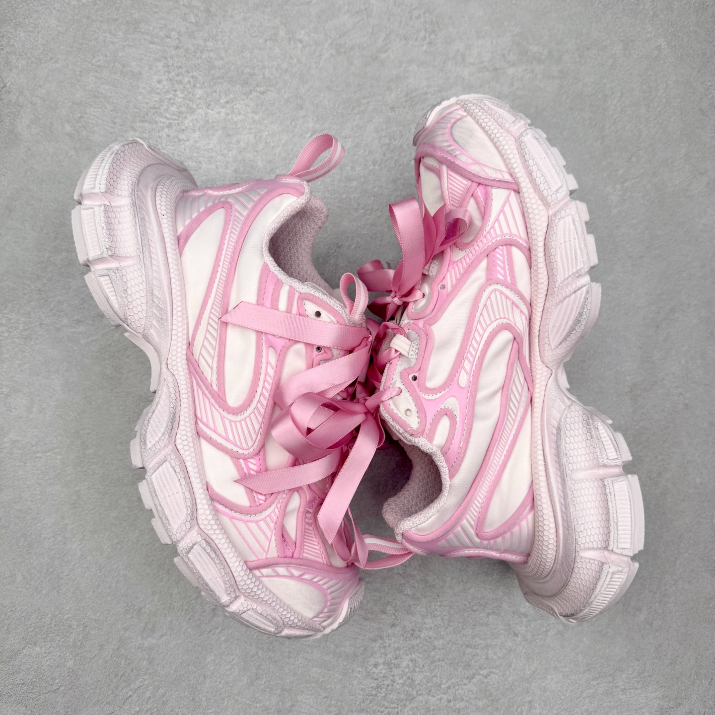 图片[3]-＃VG零售版 BALENCIAGA 3XL Sneakers 巴黎世家十代网布系带低帮走秀复古老爹鞋 全套原纸板楦头开发 最原汁原味的灵魂版型 全鞋荧光划线卡点 胶水把控整洁度追求极致完美 每一双都是工艺品 多重QC质检 超越公司货的品控标准 实实在在的免检产品 原盒原配 正确字体电绣 粗细、位置、大小正确 侧边TPU 透气孔匹配意产原版 正确分离大底 TPU软底 原版一致大底LOGO 立体感十足 原厂皮料水洗做旧 采购原厂网纱 不含皮革 网布材料和聚氨酯 磨损效果 鞋头边缘和后帮 Balenciaga 徽标 鞋面和后跟凸印尺码 鞋舌 3XL 橡胶品牌标识和反光细节 鞋帮拉袢和鞋舌拉祥 配反光细节 备用鞋带在鞋履前侧 可在穿着前取下 便于不同造型搭配 正常尺码 尺码：35 36 37 38 39 40 41 42 43 44 45 46-选品中心