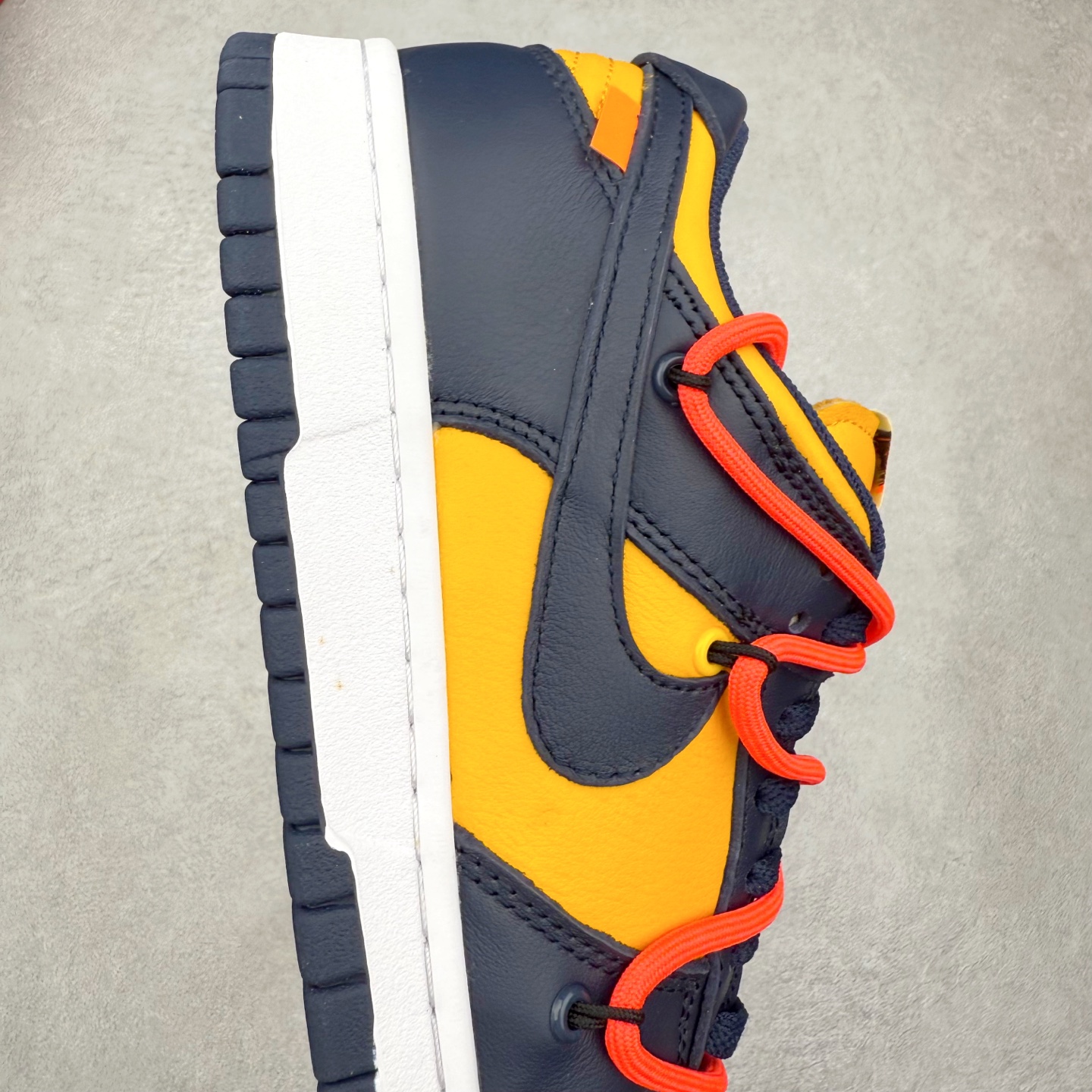 图片[6]-＃纯原福利 Off-White™ x NK Dunk Low OW联名 三色 Pnme Asia贝利原厂皮料加持 全套原楦原模倾力打造完美版型 独家原厂航空铝磨具打磨大底 鞋头坡度75° 极致还原 无解鞋型 原盒原装配套 圈内天花板工艺 原厂冲刀 超高清洁度 全鞋零毛边皮料切割 采用原厂百宏鞋带以及原厂百宏织唛舌标 鞋带孔收紧绳长度 足以区分市面口嗨版本 原厂油墨 色泽亮度 高频效果一致 原厂拉帮工艺 针距密度一致 一针一线自然拉伸不弯曲 青岛定制原装标几率过验 尺码：36 36.5 37.5 38 38.5 39 40 40.5 41 42 42.5 43 44 44.5 45 46 47.5-选品中心