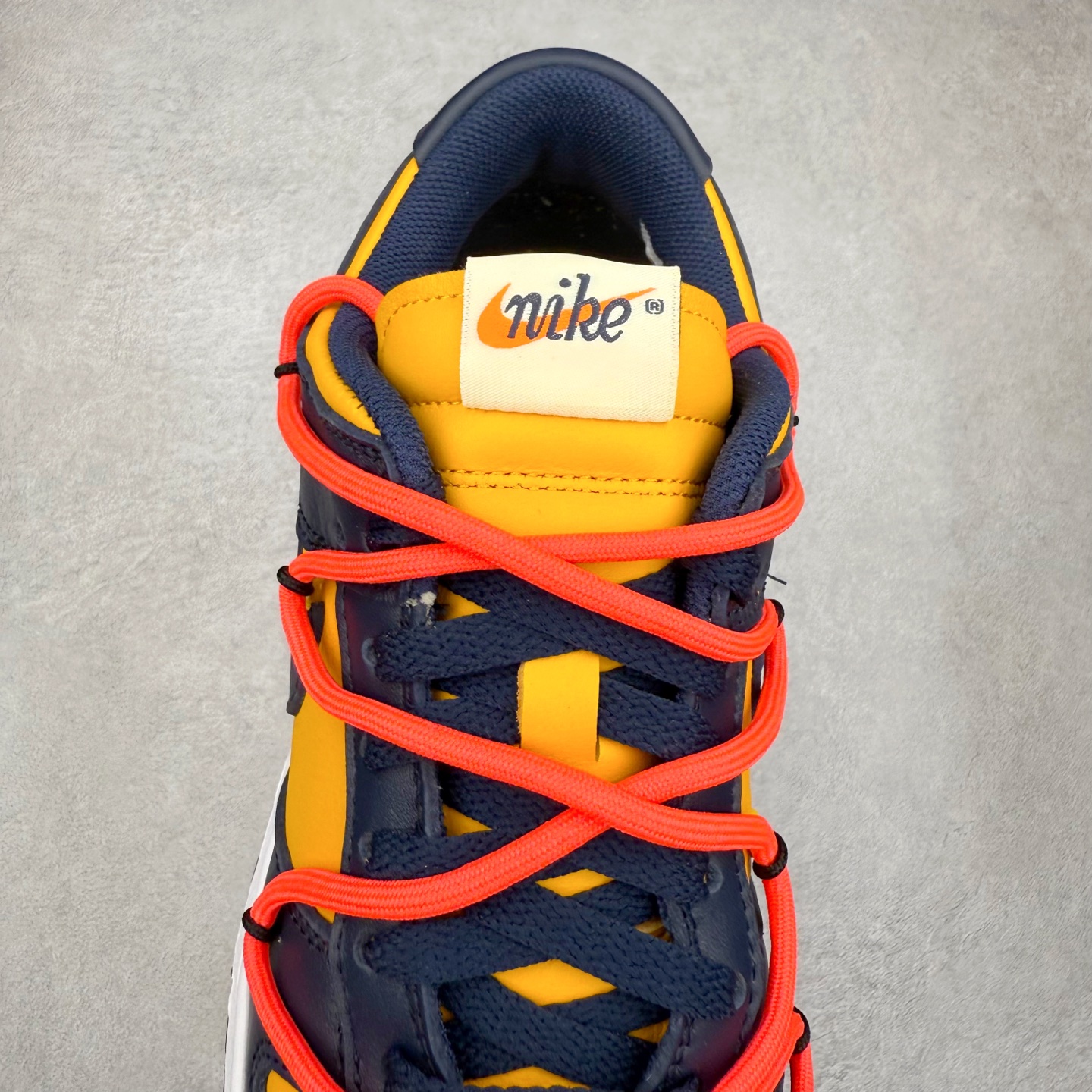 图片[5]-＃纯原福利 Off-White™ x NK Dunk Low OW联名 三色 Pnme Asia贝利原厂皮料加持 全套原楦原模倾力打造完美版型 独家原厂航空铝磨具打磨大底 鞋头坡度75° 极致还原 无解鞋型 原盒原装配套 圈内天花板工艺 原厂冲刀 超高清洁度 全鞋零毛边皮料切割 采用原厂百宏鞋带以及原厂百宏织唛舌标 鞋带孔收紧绳长度 足以区分市面口嗨版本 原厂油墨 色泽亮度 高频效果一致 原厂拉帮工艺 针距密度一致 一针一线自然拉伸不弯曲 青岛定制原装标几率过验 尺码：36 36.5 37.5 38 38.5 39 40 40.5 41 42 42.5 43 44 44.5 45 46 47.5-选品中心