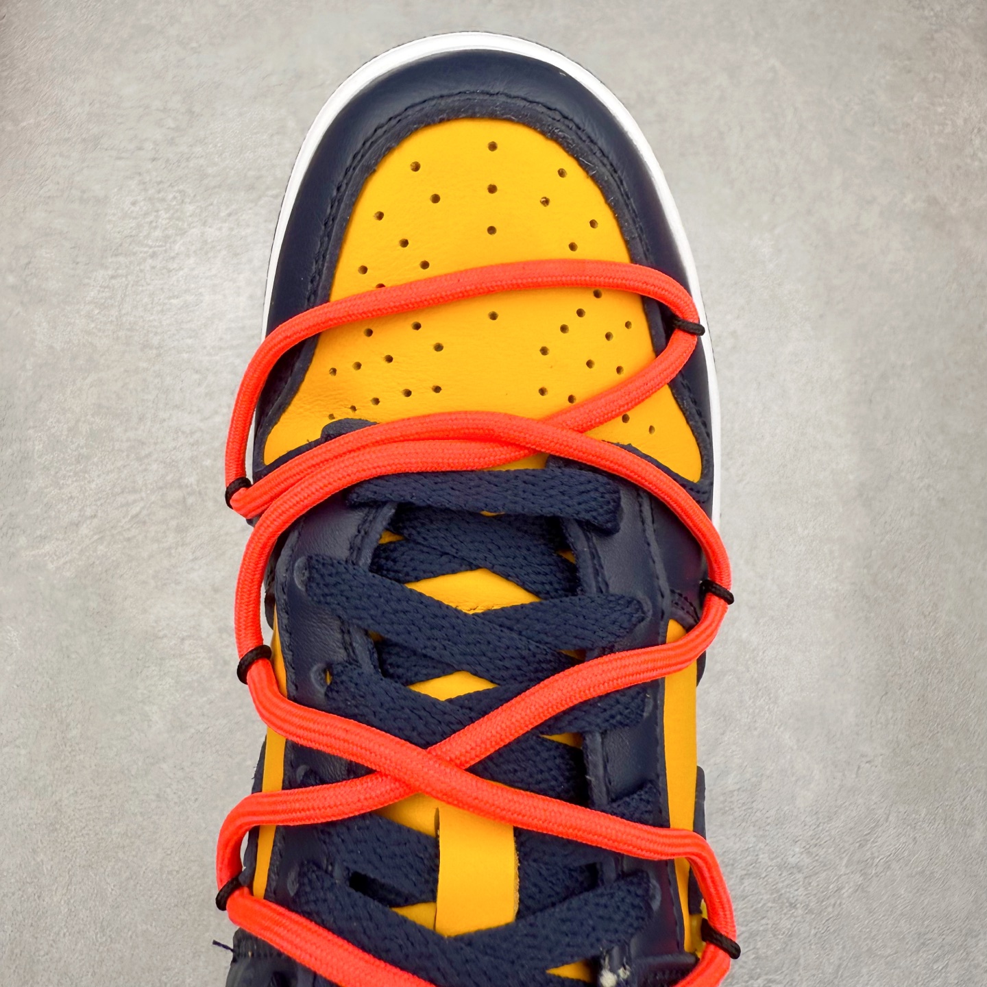 图片[4]-＃纯原福利 Off-White™ x NK Dunk Low OW联名 三色 Pnme Asia贝利原厂皮料加持 全套原楦原模倾力打造完美版型 独家原厂航空铝磨具打磨大底 鞋头坡度75° 极致还原 无解鞋型 原盒原装配套 圈内天花板工艺 原厂冲刀 超高清洁度 全鞋零毛边皮料切割 采用原厂百宏鞋带以及原厂百宏织唛舌标 鞋带孔收紧绳长度 足以区分市面口嗨版本 原厂油墨 色泽亮度 高频效果一致 原厂拉帮工艺 针距密度一致 一针一线自然拉伸不弯曲 青岛定制原装标几率过验 尺码：36 36.5 37.5 38 38.5 39 40 40.5 41 42 42.5 43 44 44.5 45 46 47.5-选品中心