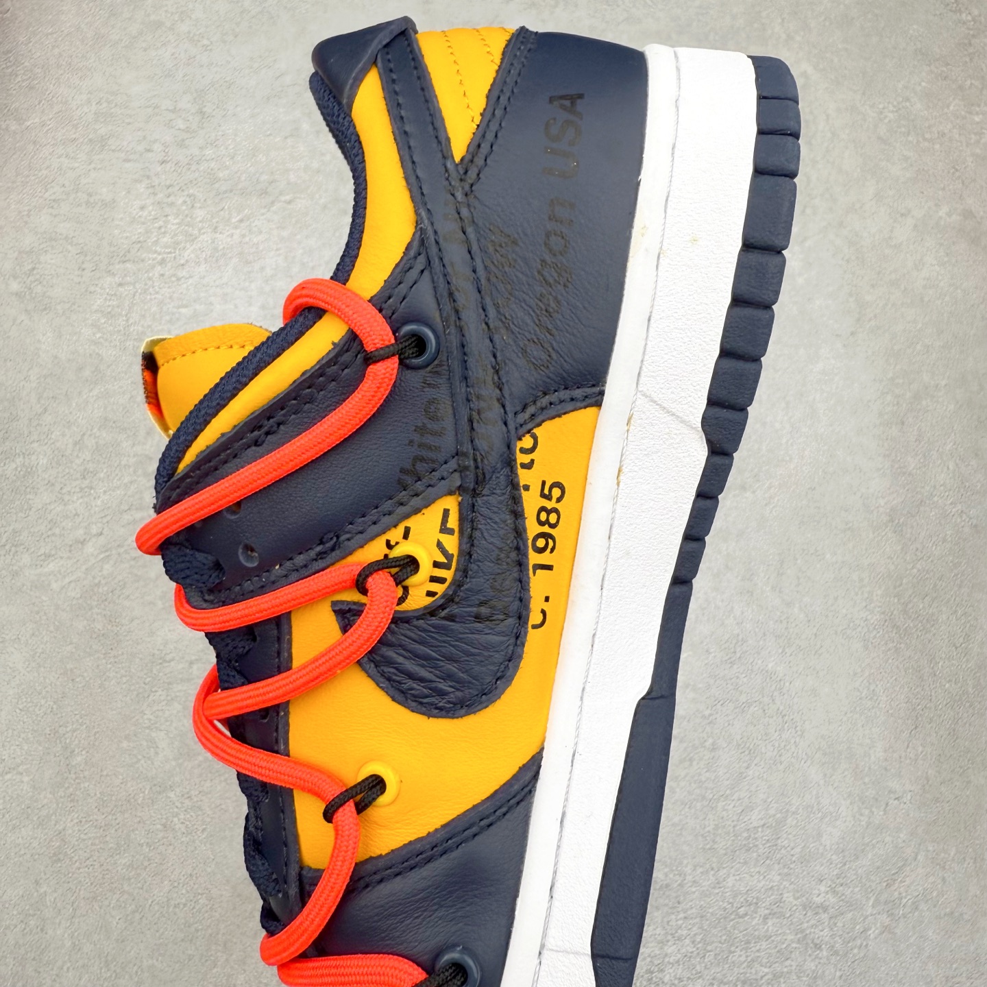 图片[7]-＃纯原福利 Off-White™ x NK Dunk Low OW联名 三色 Pnme Asia贝利原厂皮料加持 全套原楦原模倾力打造完美版型 独家原厂航空铝磨具打磨大底 鞋头坡度75° 极致还原 无解鞋型 原盒原装配套 圈内天花板工艺 原厂冲刀 超高清洁度 全鞋零毛边皮料切割 采用原厂百宏鞋带以及原厂百宏织唛舌标 鞋带孔收紧绳长度 足以区分市面口嗨版本 原厂油墨 色泽亮度 高频效果一致 原厂拉帮工艺 针距密度一致 一针一线自然拉伸不弯曲 青岛定制原装标几率过验 尺码：36 36.5 37.5 38 38.5 39 40 40.5 41 42 42.5 43 44 44.5 45 46 47.5-选品中心