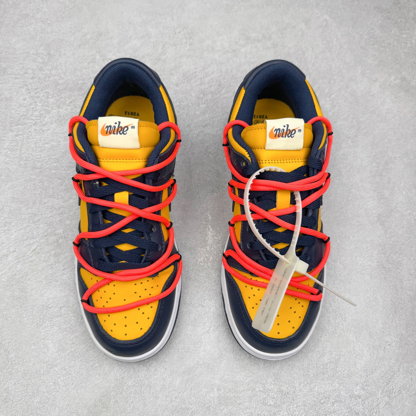 图片[2]-＃纯原福利 Off-White™ x NK Dunk Low OW联名 三色 Pnme Asia贝利原厂皮料加持 全套原楦原模倾力打造完美版型 独家原厂航空铝磨具打磨大底 鞋头坡度75° 极致还原 无解鞋型 原盒原装配套 圈内天花板工艺 原厂冲刀 超高清洁度 全鞋零毛边皮料切割 采用原厂百宏鞋带以及原厂百宏织唛舌标 鞋带孔收紧绳长度 足以区分市面口嗨版本 原厂油墨 色泽亮度 高频效果一致 原厂拉帮工艺 针距密度一致 一针一线自然拉伸不弯曲 青岛定制原装标几率过验 尺码：36 36.5 37.5 38 38.5 39 40 40.5 41 42 42.5 43 44 44.5 45 46 47.5-选品中心