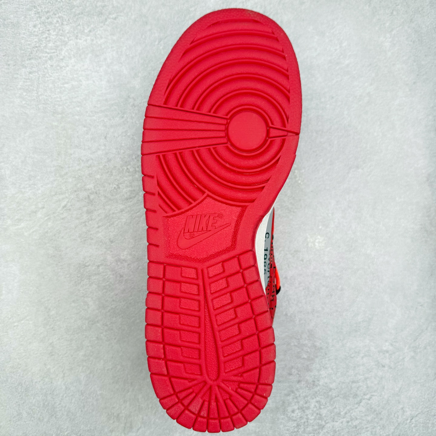 图片[9]-＃纯原福利 Off-White™ x NK Dunk Low OW联名 三色 Pnme Asia贝利原厂皮料加持 全套原楦原模倾力打造完美版型 独家原厂航空铝磨具打磨大底 鞋头坡度75° 极致还原 无解鞋型 原盒原装配套 圈内天花板工艺 原厂冲刀 超高清洁度 全鞋零毛边皮料切割 采用原厂百宏鞋带以及原厂百宏织唛舌标 鞋带孔收紧绳长度 足以区分市面口嗨版本 原厂油墨 色泽亮度 高频效果一致 原厂拉帮工艺 针距密度一致 一针一线自然拉伸不弯曲 青岛定制原装标几率过验 尺码：36 36.5 37.5 38 38.5 39 40 40.5 41 42 42.5 43 44 44.5 45 46 47.5-选品中心