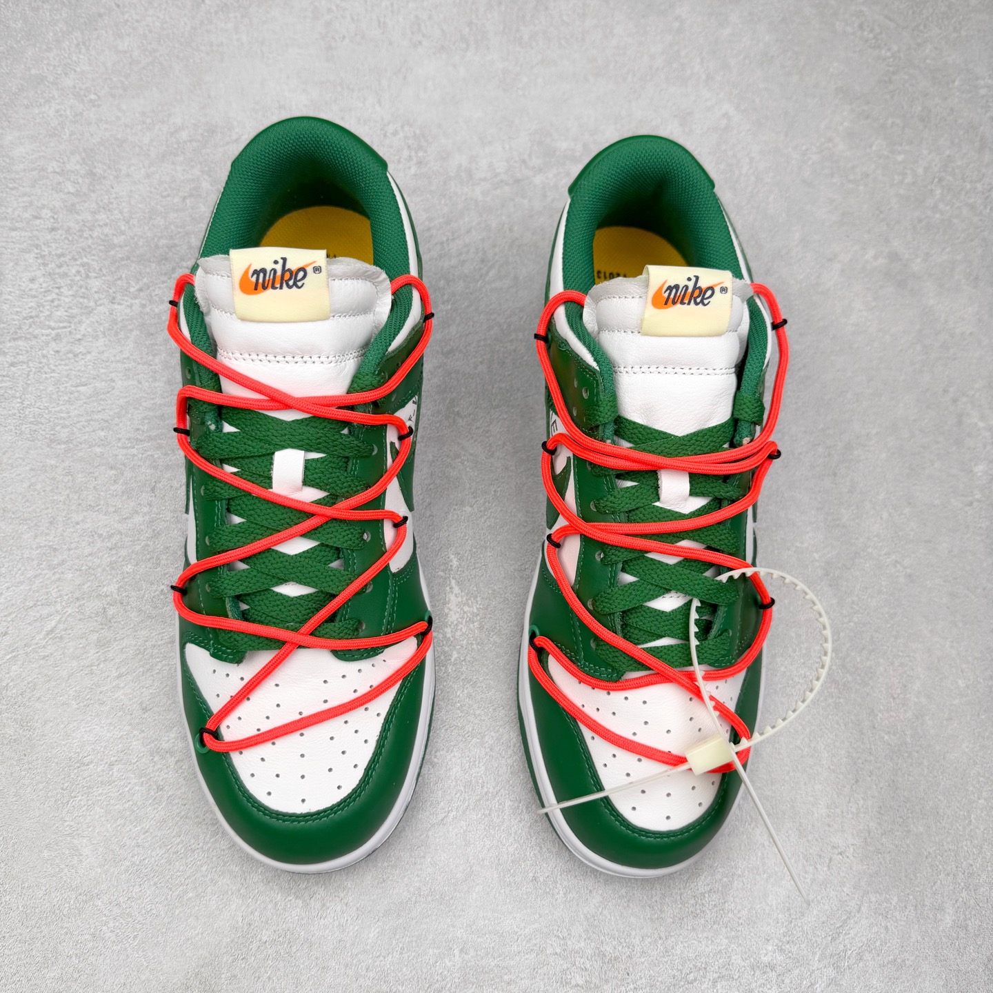 图片[2]-＃纯原福利 Off-White™ x NK Dunk Low OW联名 三色 Pnme Asia贝利原厂皮料加持 全套原楦原模倾力打造完美版型 独家原厂航空铝磨具打磨大底 鞋头坡度75° 极致还原 无解鞋型 原盒原装配套 圈内天花板工艺 原厂冲刀 超高清洁度 全鞋零毛边皮料切割 采用原厂百宏鞋带以及原厂百宏织唛舌标 鞋带孔收紧绳长度 足以区分市面口嗨版本 原厂油墨 色泽亮度 高频效果一致 原厂拉帮工艺 针距密度一致 一针一线自然拉伸不弯曲 青岛定制原装标几率过验 尺码：36 36.5 37.5 38 38.5 39 40 40.5 41 42 42.5 43 44 44.5 45 46 47.5-选品中心