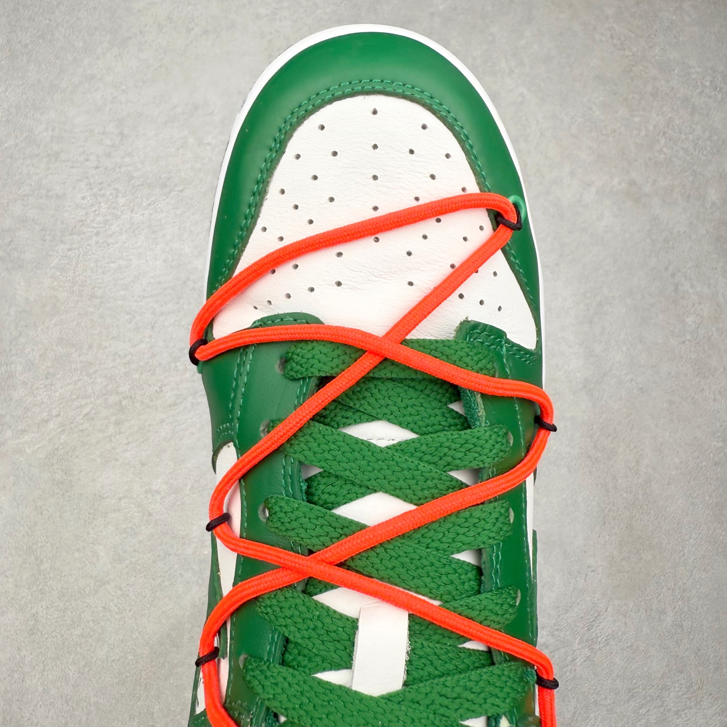 图片[4]-＃纯原福利 Off-White™ x NK Dunk Low OW联名 三色 Pnme Asia贝利原厂皮料加持 全套原楦原模倾力打造完美版型 独家原厂航空铝磨具打磨大底 鞋头坡度75° 极致还原 无解鞋型 原盒原装配套 圈内天花板工艺 原厂冲刀 超高清洁度 全鞋零毛边皮料切割 采用原厂百宏鞋带以及原厂百宏织唛舌标 鞋带孔收紧绳长度 足以区分市面口嗨版本 原厂油墨 色泽亮度 高频效果一致 原厂拉帮工艺 针距密度一致 一针一线自然拉伸不弯曲 青岛定制原装标几率过验 尺码：36 36.5 37.5 38 38.5 39 40 40.5 41 42 42.5 43 44 44.5 45 46 47.5-选品中心