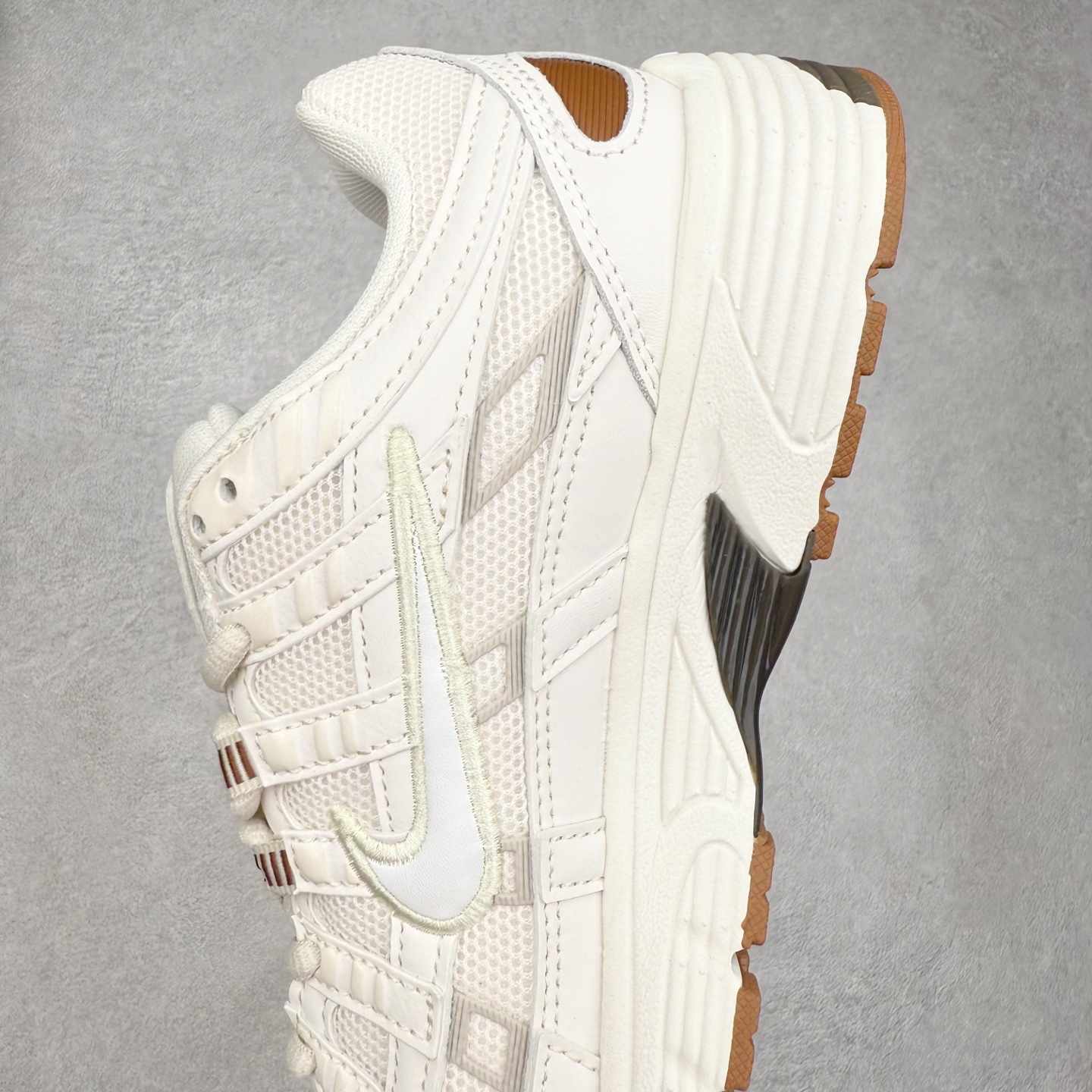 图片[7]-NK P-6000 系列低帮复古老爹风休闲运动舒适慢跑鞋 HF0015-100 融合 Pegasus 过往运动鞋设计 助力 21 世纪早期跑步运动跃升时尚新高度 采用透气网眼布、运动风格线条和耐穿覆面 兼具吸睛外观和舒适感受 中底泡绵以田径赛道为灵感 打造厚实设计 缔造出众缓震性能 尺码：36 36.5 37.5 38 38.5 39 40 40.5 41 42 42.5 43 44 44.5 45-选品中心