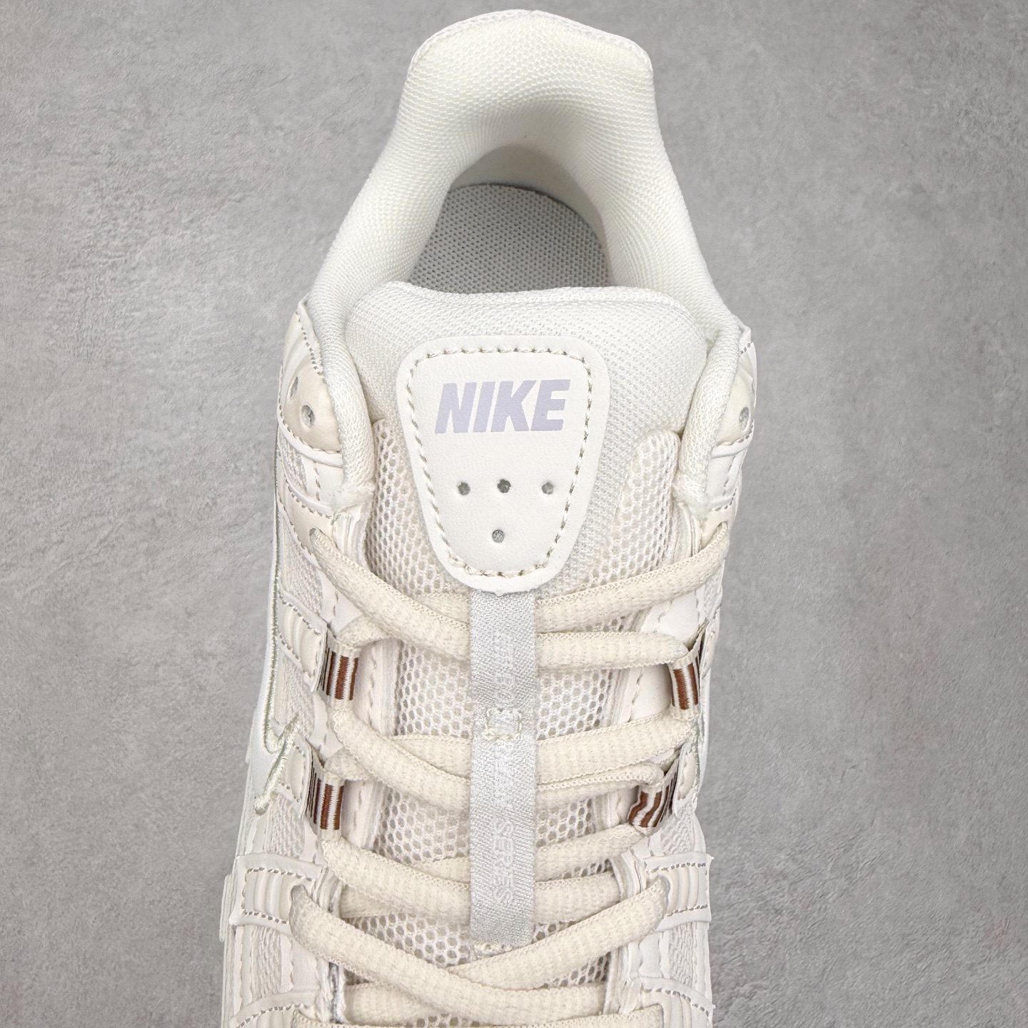 图片[5]-NK P-6000 系列低帮复古老爹风休闲运动舒适慢跑鞋 HF0015-100 融合 Pegasus 过往运动鞋设计 助力 21 世纪早期跑步运动跃升时尚新高度 采用透气网眼布、运动风格线条和耐穿覆面 兼具吸睛外观和舒适感受 中底泡绵以田径赛道为灵感 打造厚实设计 缔造出众缓震性能 尺码：36 36.5 37.5 38 38.5 39 40 40.5 41 42 42.5 43 44 44.5 45-选品中心