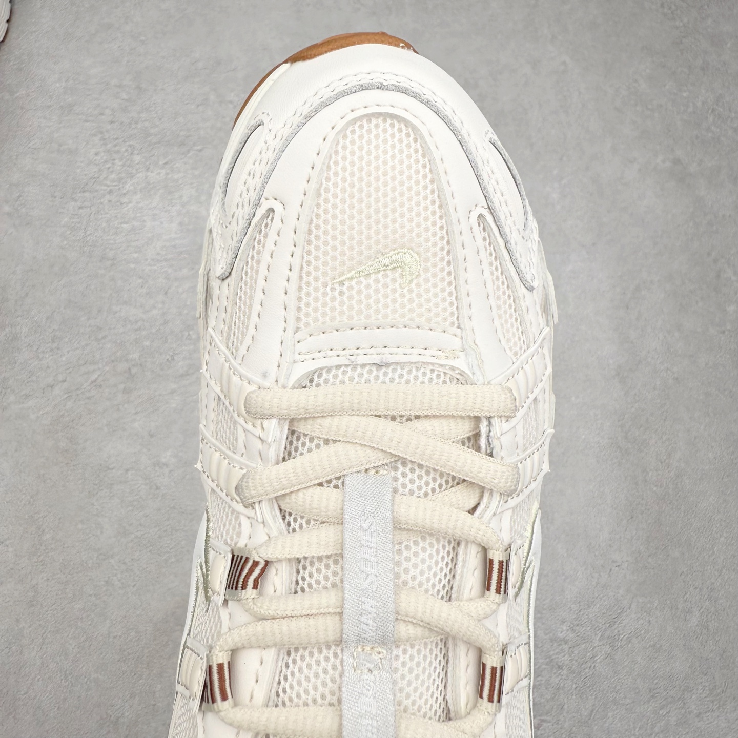 图片[4]-NK P-6000 系列低帮复古老爹风休闲运动舒适慢跑鞋 HF0015-100 融合 Pegasus 过往运动鞋设计 助力 21 世纪早期跑步运动跃升时尚新高度 采用透气网眼布、运动风格线条和耐穿覆面 兼具吸睛外观和舒适感受 中底泡绵以田径赛道为灵感 打造厚实设计 缔造出众缓震性能 尺码：36 36.5 37.5 38 38.5 39 40 40.5 41 42 42.5 43 44 44.5 45-选品中心