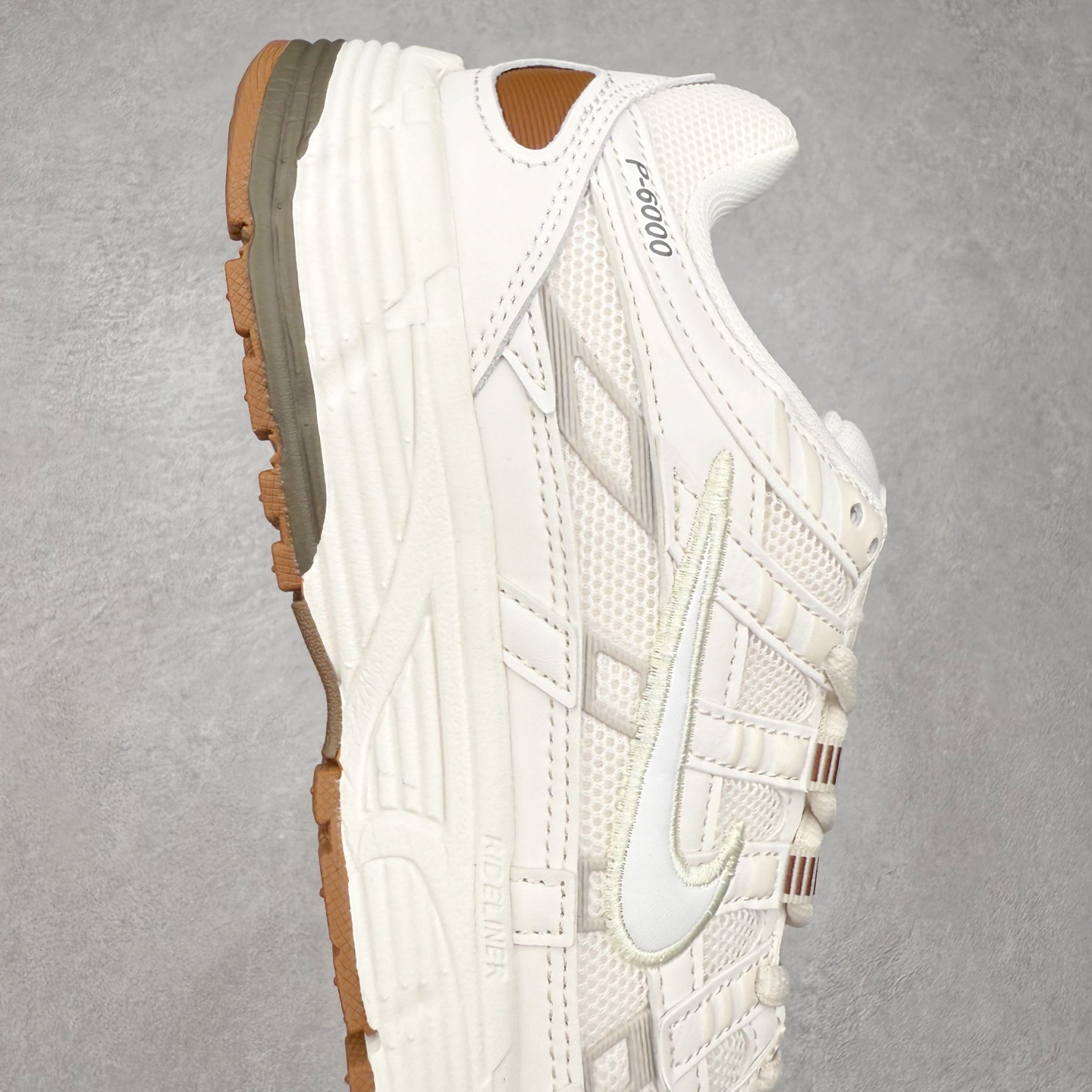 图片[6]-NK P-6000 系列低帮复古老爹风休闲运动舒适慢跑鞋 HF0015-100 融合 Pegasus 过往运动鞋设计 助力 21 世纪早期跑步运动跃升时尚新高度 采用透气网眼布、运动风格线条和耐穿覆面 兼具吸睛外观和舒适感受 中底泡绵以田径赛道为灵感 打造厚实设计 缔造出众缓震性能 尺码：36 36.5 37.5 38 38.5 39 40 40.5 41 42 42.5 43 44 44.5 45-选品中心