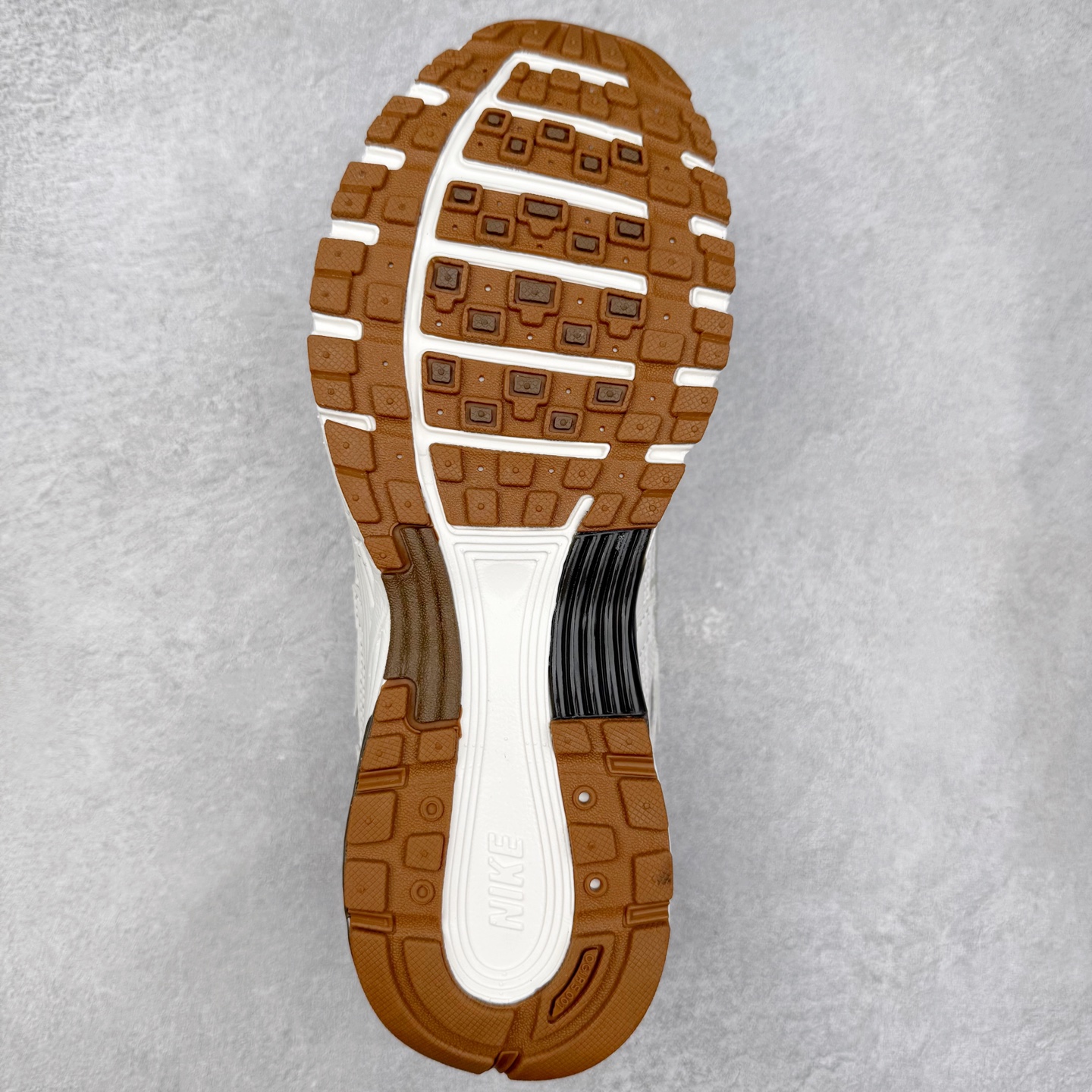 图片[9]-NK P-6000 系列低帮复古老爹风休闲运动舒适慢跑鞋 HF0015-100 融合 Pegasus 过往运动鞋设计 助力 21 世纪早期跑步运动跃升时尚新高度 采用透气网眼布、运动风格线条和耐穿覆面 兼具吸睛外观和舒适感受 中底泡绵以田径赛道为灵感 打造厚实设计 缔造出众缓震性能 尺码：36 36.5 37.5 38 38.5 39 40 40.5 41 42 42.5 43 44 44.5 45-选品中心