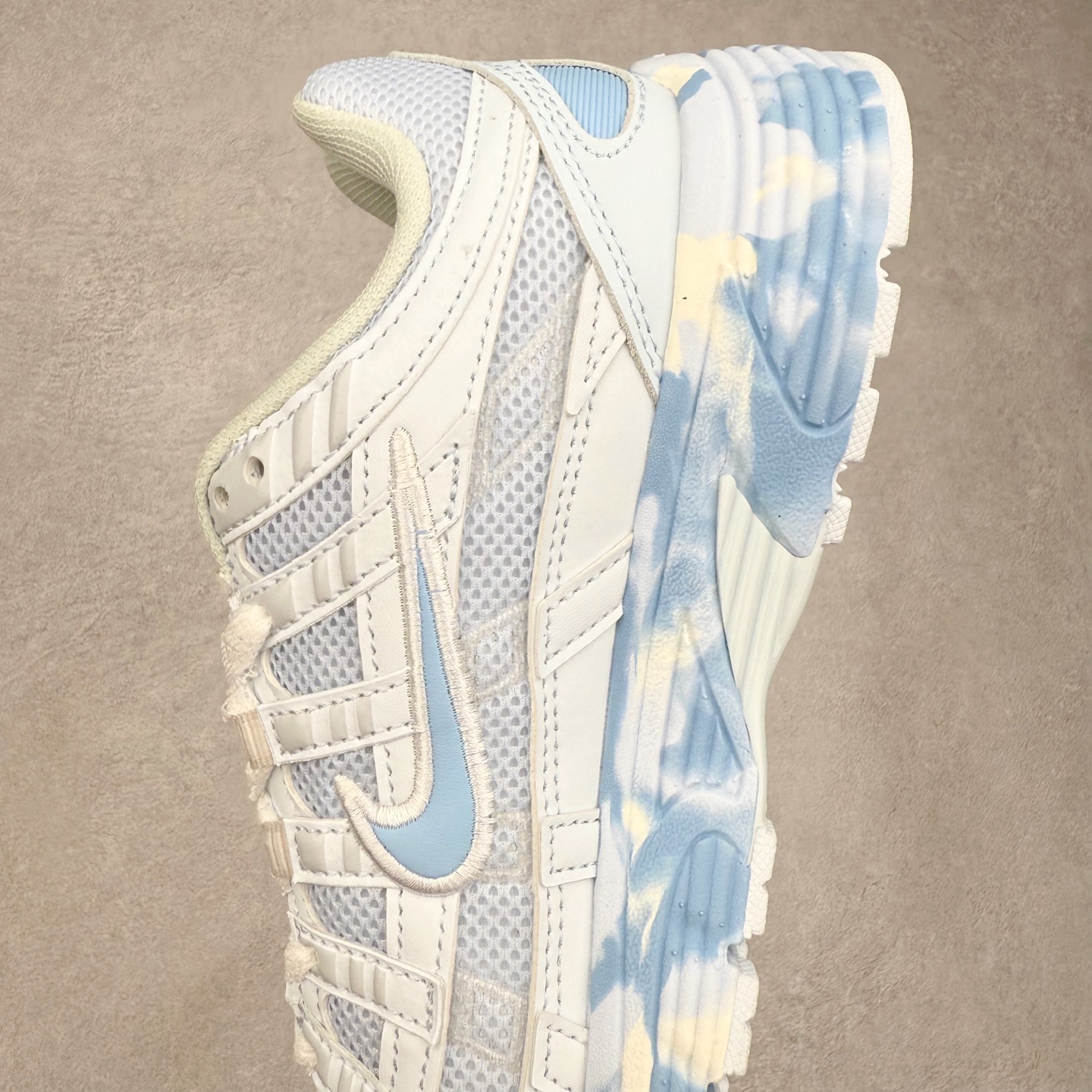 图片[7]-NK P-6000 系列低帮复古老爹风休闲运动舒适慢跑鞋 CV2209-111 蓝冠莓莓2.0 融合 Pegasus 过往运动鞋设计 助力 21 世纪早期跑步运动跃升时尚新高度 采用透气网眼布、运动风格线条和耐穿覆面 兼具吸睛外观和舒适感受 中底泡绵以田径赛道为灵感 打造厚实设计 缔造出众缓震性能 尺码：36 36.5 37.5 38 38.5 39 40 40.5 41 42 42.5 43 44 44.5 45-选品中心