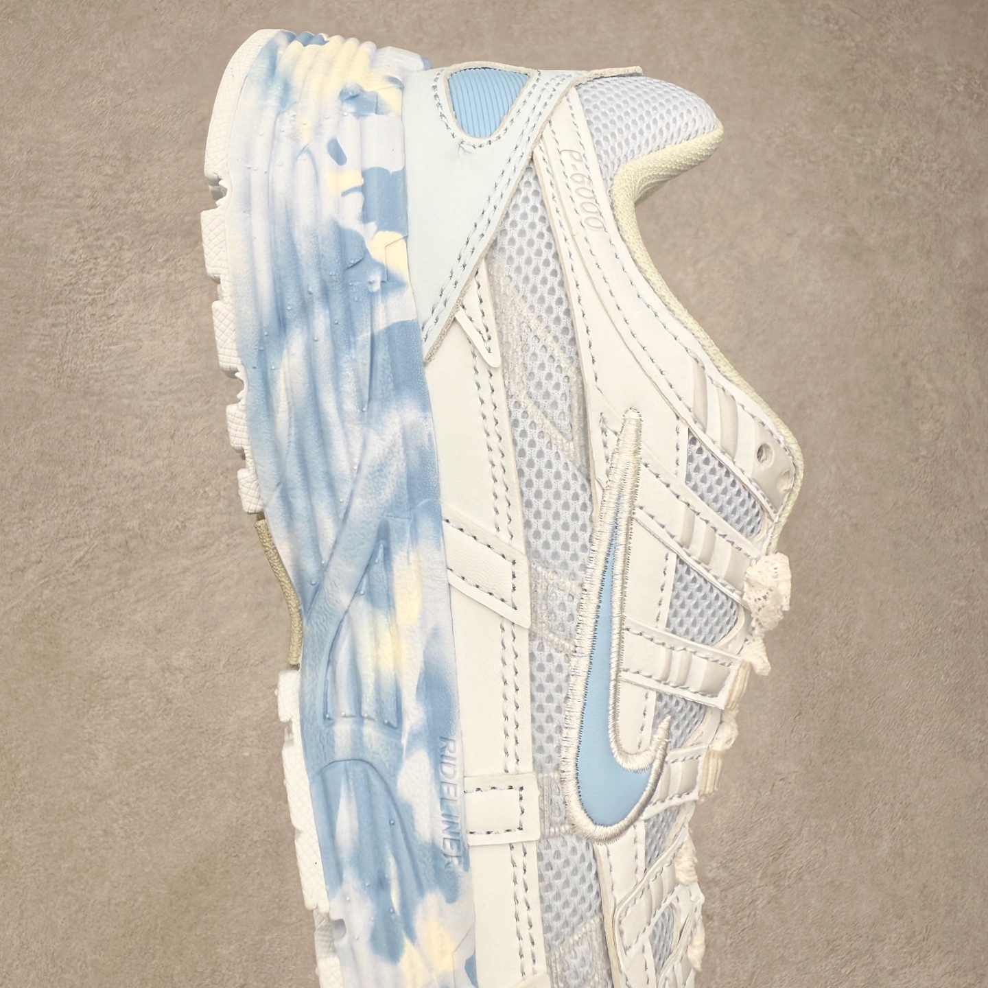 图片[6]-NK P-6000 系列低帮复古老爹风休闲运动舒适慢跑鞋 CV2209-111 蓝冠莓莓2.0 融合 Pegasus 过往运动鞋设计 助力 21 世纪早期跑步运动跃升时尚新高度 采用透气网眼布、运动风格线条和耐穿覆面 兼具吸睛外观和舒适感受 中底泡绵以田径赛道为灵感 打造厚实设计 缔造出众缓震性能 尺码：36 36.5 37.5 38 38.5 39 40 40.5 41 42 42.5 43 44 44.5 45-选品中心