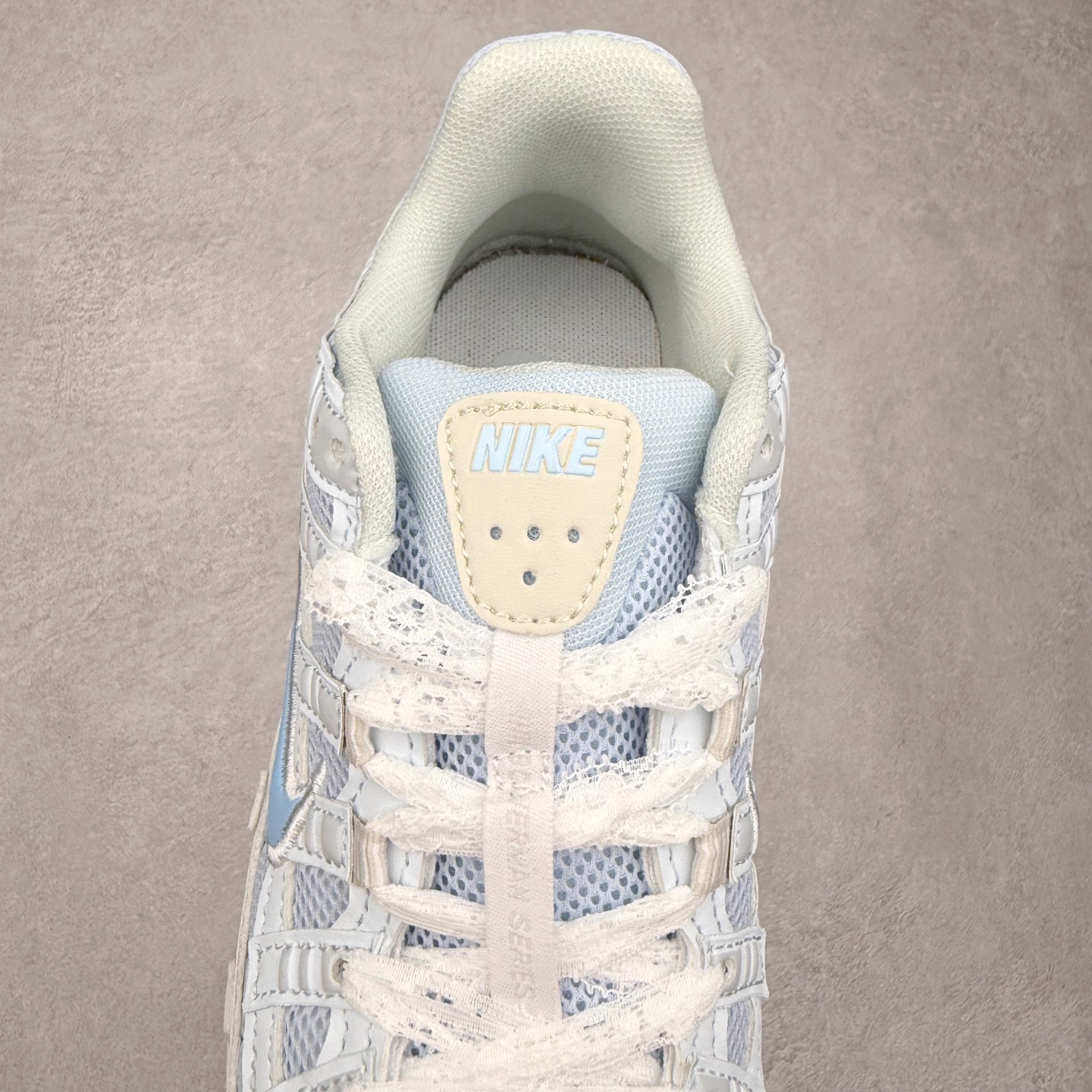 图片[5]-NK P-6000 系列低帮复古老爹风休闲运动舒适慢跑鞋 CV2209-111 蓝冠莓莓2.0 融合 Pegasus 过往运动鞋设计 助力 21 世纪早期跑步运动跃升时尚新高度 采用透气网眼布、运动风格线条和耐穿覆面 兼具吸睛外观和舒适感受 中底泡绵以田径赛道为灵感 打造厚实设计 缔造出众缓震性能 尺码：36 36.5 37.5 38 38.5 39 40 40.5 41 42 42.5 43 44 44.5 45-选品中心