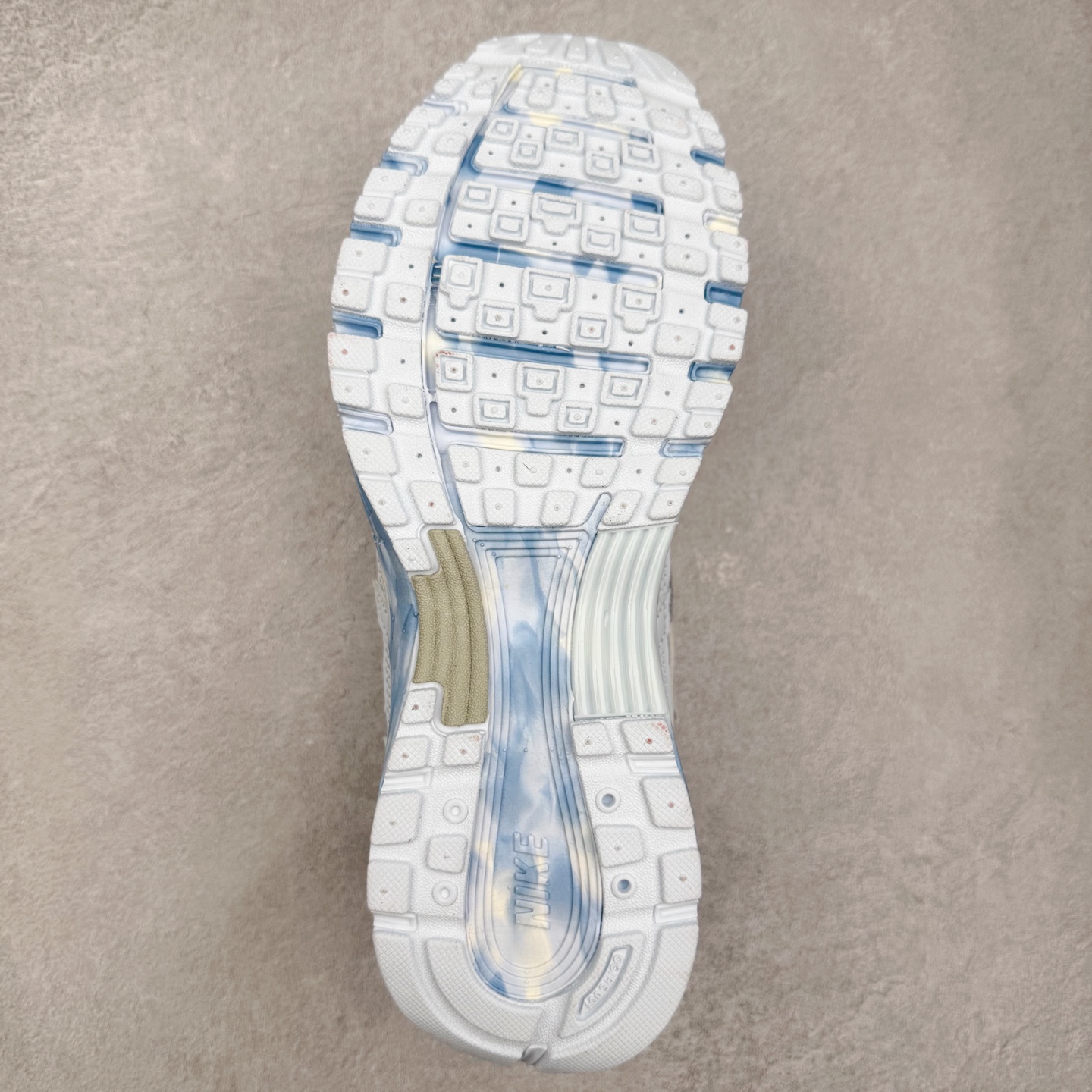 图片[9]-NK P-6000 系列低帮复古老爹风休闲运动舒适慢跑鞋 CV2209-111 蓝冠莓莓2.0 融合 Pegasus 过往运动鞋设计 助力 21 世纪早期跑步运动跃升时尚新高度 采用透气网眼布、运动风格线条和耐穿覆面 兼具吸睛外观和舒适感受 中底泡绵以田径赛道为灵感 打造厚实设计 缔造出众缓震性能 尺码：36 36.5 37.5 38 38.5 39 40 40.5 41 42 42.5 43 44 44.5 45-选品中心