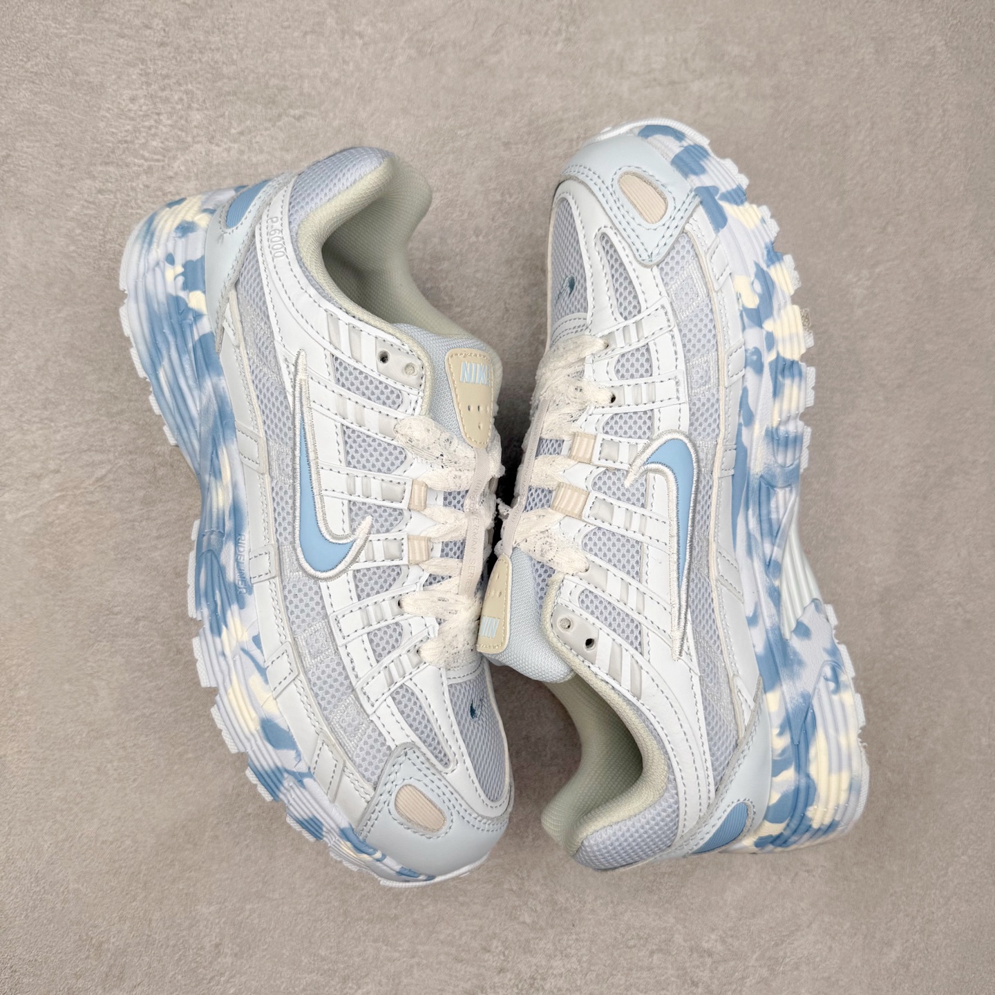 图片[3]-NK P-6000 系列低帮复古老爹风休闲运动舒适慢跑鞋 CV2209-111 蓝冠莓莓2.0 融合 Pegasus 过往运动鞋设计 助力 21 世纪早期跑步运动跃升时尚新高度 采用透气网眼布、运动风格线条和耐穿覆面 兼具吸睛外观和舒适感受 中底泡绵以田径赛道为灵感 打造厚实设计 缔造出众缓震性能 尺码：36 36.5 37.5 38 38.5 39 40 40.5 41 42 42.5 43 44 44.5 45-选品中心