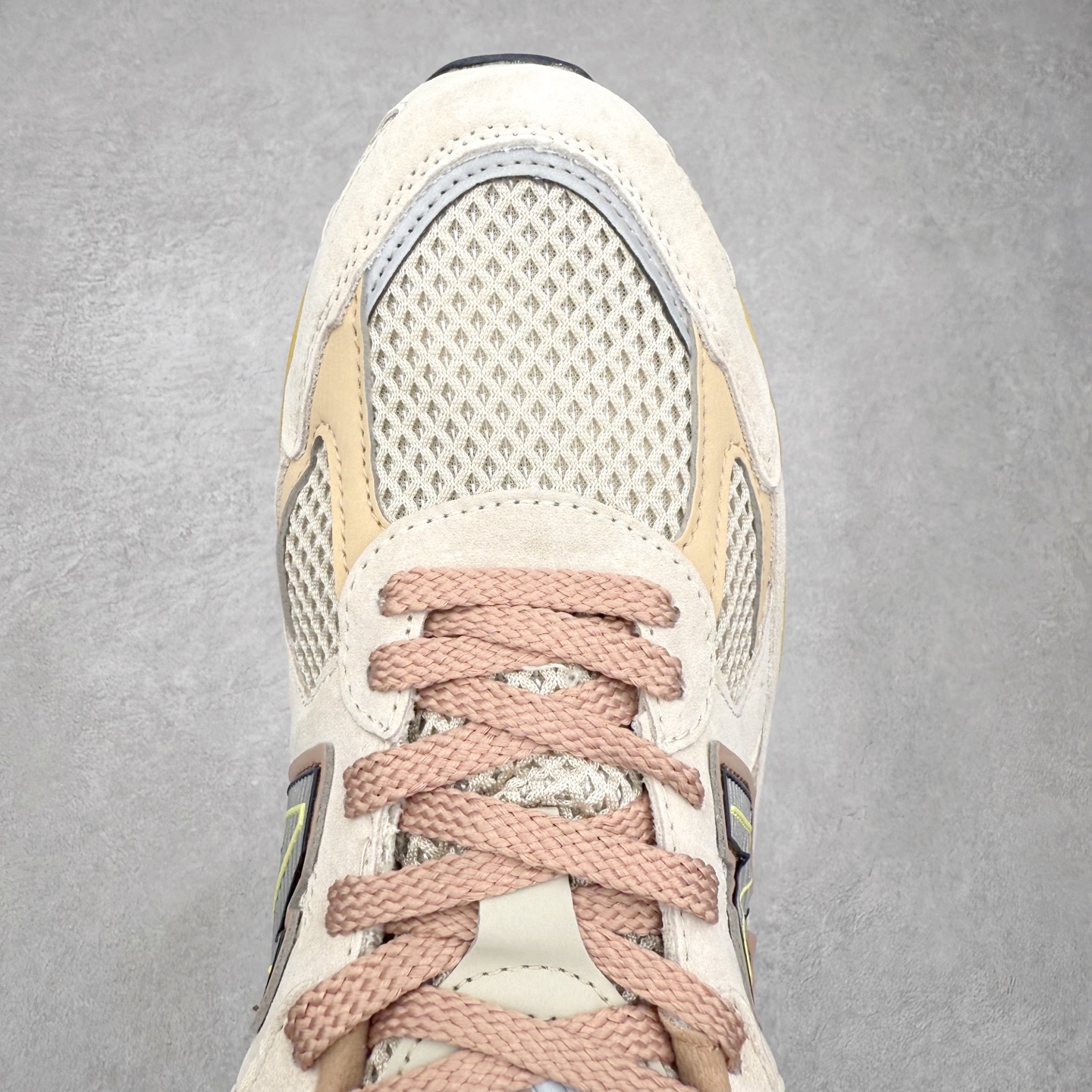 图片[4]-New Balance NB2010系列新百伦经典复古休闲运动板鞋 以ENCAP中底配以升级版 N-ERGY缓震物料 鞋面则采用特色的柔软麂皮搭以NewBalance经典的尼龙网布 低调中还原跑鞋本真 更年轻化的设计理念与材质 让新世代青年得以用全新视角体验经典鞋款的传奇魅力尺码：36 37 37.5 38 38.5 39.5 40 40.5 41.5 42 42.5 43 44 45-选品中心