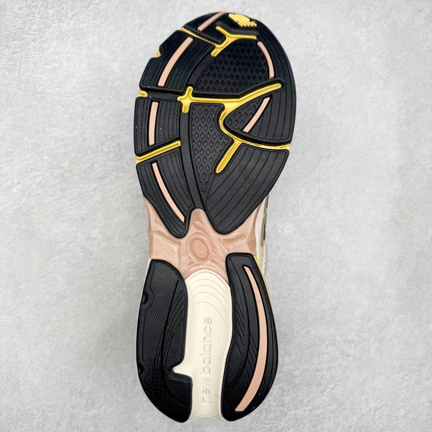 图片[9]-New Balance NB2010系列新百伦经典复古休闲运动板鞋 以ENCAP中底配以升级版 N-ERGY缓震物料 鞋面则采用特色的柔软麂皮搭以NewBalance经典的尼龙网布 低调中还原跑鞋本真 更年轻化的设计理念与材质 让新世代青年得以用全新视角体验经典鞋款的传奇魅力尺码：36 37 37.5 38 38.5 39.5 40 40.5 41.5 42 42.5 43 44 45-选品中心