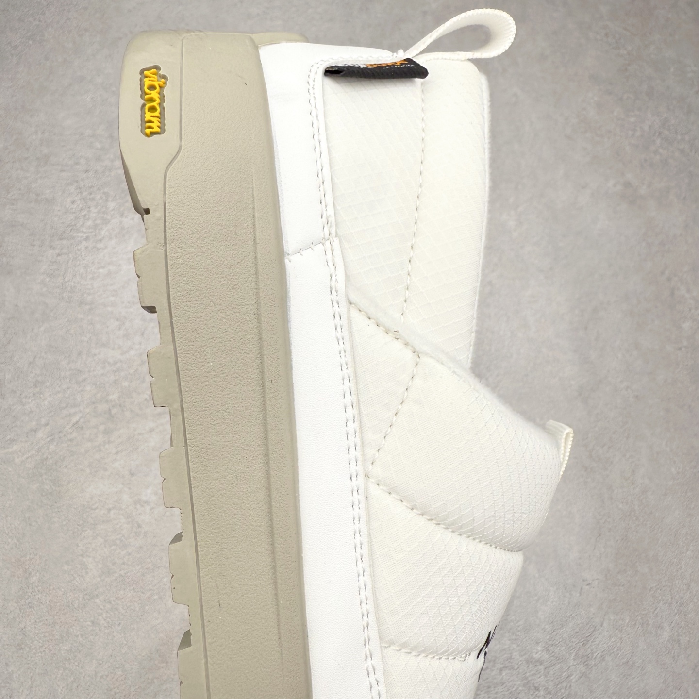 图片[6]-THE NORTH FACE Clyffe 北面舒适百搭 防滑耐磨 低帮 生活休闲鞋 男女同款 North Face于1966年成立，一直致力于为户外运动员的每一次严酷探索提供专业装备。作为全球户外运动领导品牌，The NorthFace以经过专业运动员测试、适应各类户外需求的产品助力探索者不断超越自我，激发人类潜能。The North Face象征着众多山脉中更冷、更值得挑战的北坡。品牌标志则来自Half Dome，一座位于美国加州Yosemite NationalPark（优胜美地国家公园）里的山峰，中文名字取为「北面」，象征着不畏惧的户外探索精神。1997年，The North Face采用全新的宣传标语「Never Stop Exploring探索永不停止」，体现品牌的探索精神，成为品牌的座右铭。尺码：36/45-选品中心