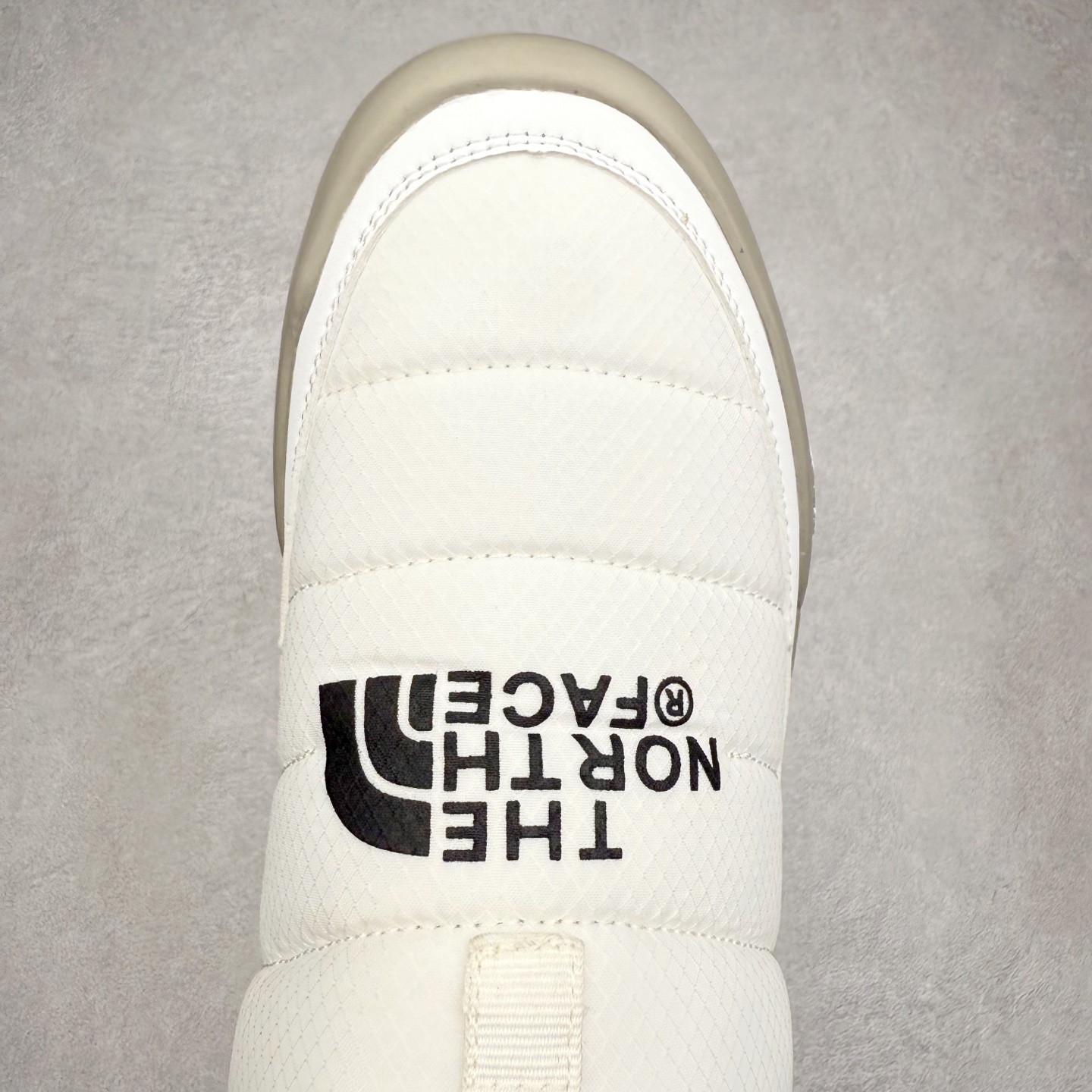 图片[4]-THE NORTH FACE Clyffe 北面舒适百搭 防滑耐磨 低帮 生活休闲鞋 男女同款 North Face于1966年成立，一直致力于为户外运动员的每一次严酷探索提供专业装备。作为全球户外运动领导品牌，The NorthFace以经过专业运动员测试、适应各类户外需求的产品助力探索者不断超越自我，激发人类潜能。The North Face象征着众多山脉中更冷、更值得挑战的北坡。品牌标志则来自Half Dome，一座位于美国加州Yosemite NationalPark（优胜美地国家公园）里的山峰，中文名字取为「北面」，象征着不畏惧的户外探索精神。1997年，The North Face采用全新的宣传标语「Never Stop Exploring探索永不停止」，体现品牌的探索精神，成为品牌的座右铭。尺码：36/45-选品中心