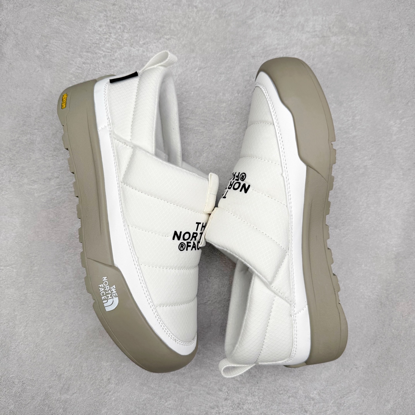 图片[3]-THE NORTH FACE Clyffe 北面舒适百搭 防滑耐磨 低帮 生活休闲鞋 男女同款 North Face于1966年成立，一直致力于为户外运动员的每一次严酷探索提供专业装备。作为全球户外运动领导品牌，The NorthFace以经过专业运动员测试、适应各类户外需求的产品助力探索者不断超越自我，激发人类潜能。The North Face象征着众多山脉中更冷、更值得挑战的北坡。品牌标志则来自Half Dome，一座位于美国加州Yosemite NationalPark（优胜美地国家公园）里的山峰，中文名字取为「北面」，象征着不畏惧的户外探索精神。1997年，The North Face采用全新的宣传标语「Never Stop Exploring探索永不停止」，体现品牌的探索精神，成为品牌的座右铭。尺码：36/45-选品中心