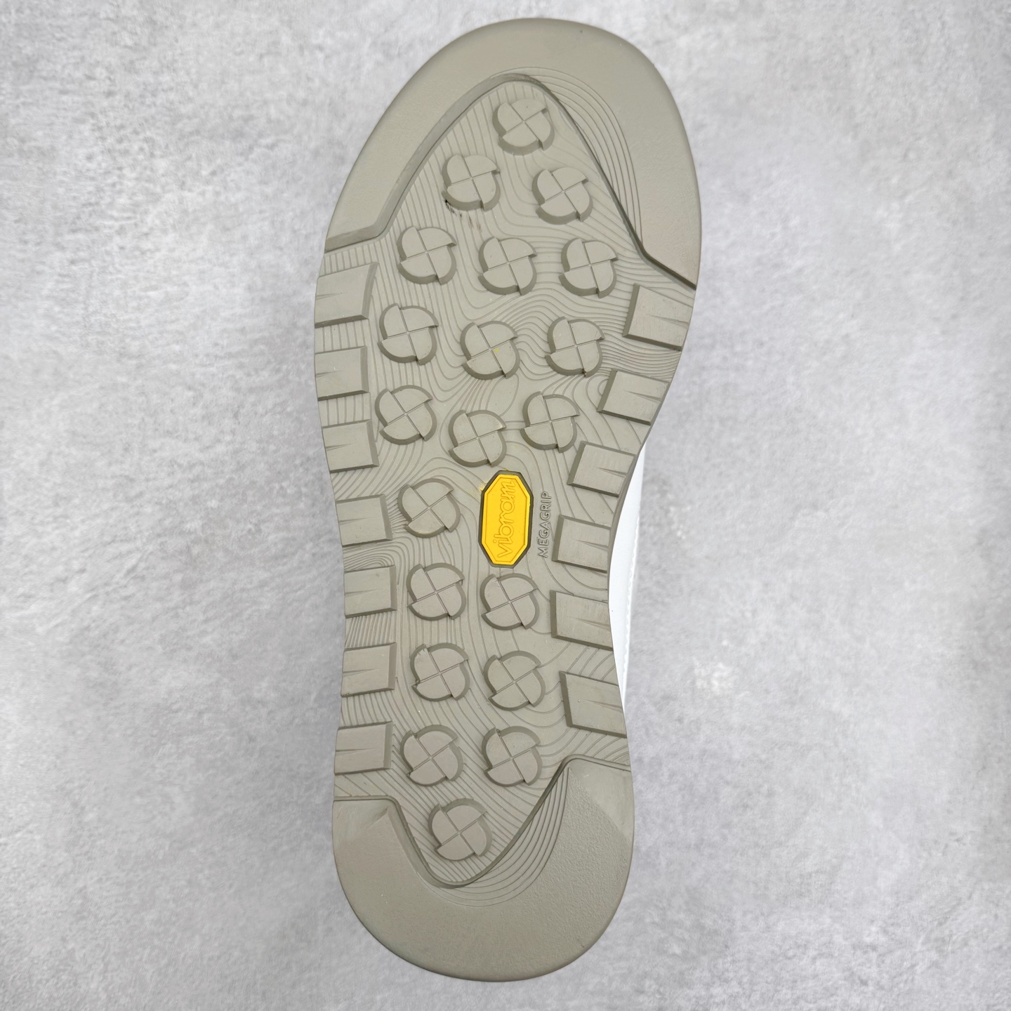 图片[9]-THE NORTH FACE Clyffe 北面舒适百搭 防滑耐磨 低帮 生活休闲鞋 男女同款 North Face于1966年成立，一直致力于为户外运动员的每一次严酷探索提供专业装备。作为全球户外运动领导品牌，The NorthFace以经过专业运动员测试、适应各类户外需求的产品助力探索者不断超越自我，激发人类潜能。The North Face象征着众多山脉中更冷、更值得挑战的北坡。品牌标志则来自Half Dome，一座位于美国加州Yosemite NationalPark（优胜美地国家公园）里的山峰，中文名字取为「北面」，象征着不畏惧的户外探索精神。1997年，The North Face采用全新的宣传标语「Never Stop Exploring探索永不停止」，体现品牌的探索精神，成为品牌的座右铭。尺码：36/45-选品中心