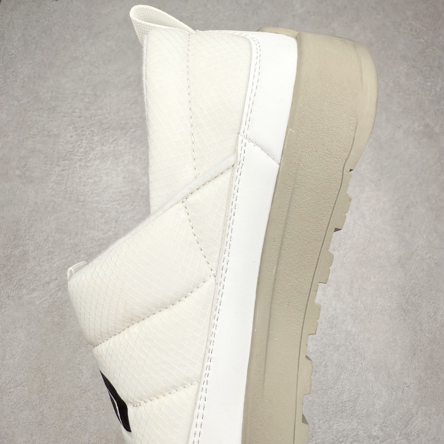 图片[7]-THE NORTH FACE Clyffe 北面舒适百搭 防滑耐磨 低帮 生活休闲鞋 男女同款 North Face于1966年成立，一直致力于为户外运动员的每一次严酷探索提供专业装备。作为全球户外运动领导品牌，The NorthFace以经过专业运动员测试、适应各类户外需求的产品助力探索者不断超越自我，激发人类潜能。The North Face象征着众多山脉中更冷、更值得挑战的北坡。品牌标志则来自Half Dome，一座位于美国加州Yosemite NationalPark（优胜美地国家公园）里的山峰，中文名字取为「北面」，象征着不畏惧的户外探索精神。1997年，The North Face采用全新的宣传标语「Never Stop Exploring探索永不停止」，体现品牌的探索精神，成为品牌的座右铭。尺码：36/45-选品中心