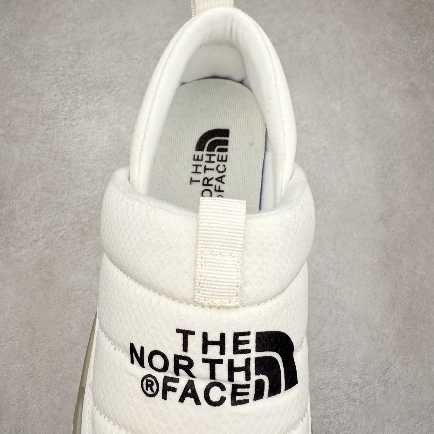 图片[5]-THE NORTH FACE Clyffe 北面舒适百搭 防滑耐磨 低帮 生活休闲鞋 男女同款 North Face于1966年成立，一直致力于为户外运动员的每一次严酷探索提供专业装备。作为全球户外运动领导品牌，The NorthFace以经过专业运动员测试、适应各类户外需求的产品助力探索者不断超越自我，激发人类潜能。The North Face象征着众多山脉中更冷、更值得挑战的北坡。品牌标志则来自Half Dome，一座位于美国加州Yosemite NationalPark（优胜美地国家公园）里的山峰，中文名字取为「北面」，象征着不畏惧的户外探索精神。1997年，The North Face采用全新的宣传标语「Never Stop Exploring探索永不停止」，体现品牌的探索精神，成为品牌的座右铭。尺码：36/45-选品中心