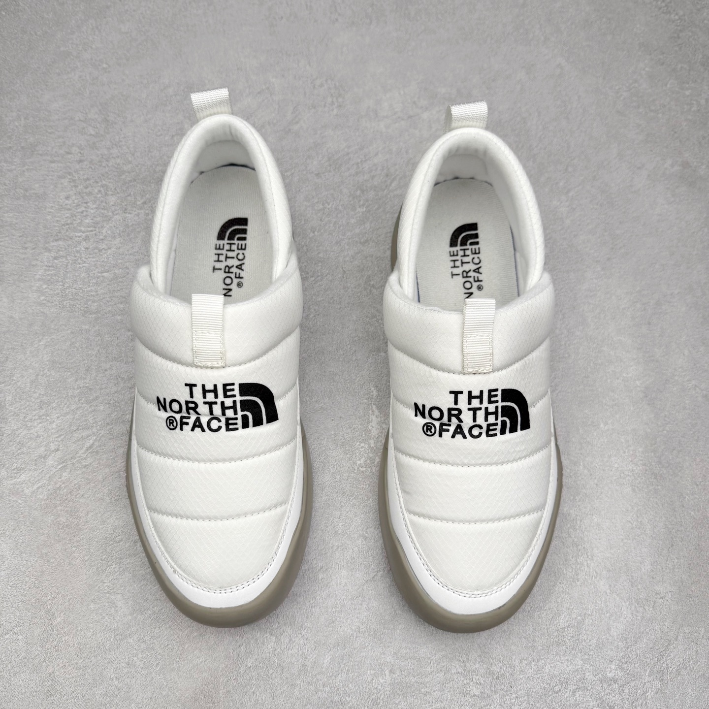 图片[2]-THE NORTH FACE Clyffe 北面舒适百搭 防滑耐磨 低帮 生活休闲鞋 男女同款 North Face于1966年成立，一直致力于为户外运动员的每一次严酷探索提供专业装备。作为全球户外运动领导品牌，The NorthFace以经过专业运动员测试、适应各类户外需求的产品助力探索者不断超越自我，激发人类潜能。The North Face象征着众多山脉中更冷、更值得挑战的北坡。品牌标志则来自Half Dome，一座位于美国加州Yosemite NationalPark（优胜美地国家公园）里的山峰，中文名字取为「北面」，象征着不畏惧的户外探索精神。1997年，The North Face采用全新的宣传标语「Never Stop Exploring探索永不停止」，体现品牌的探索精神，成为品牌的座右铭。尺码：36/45-选品中心