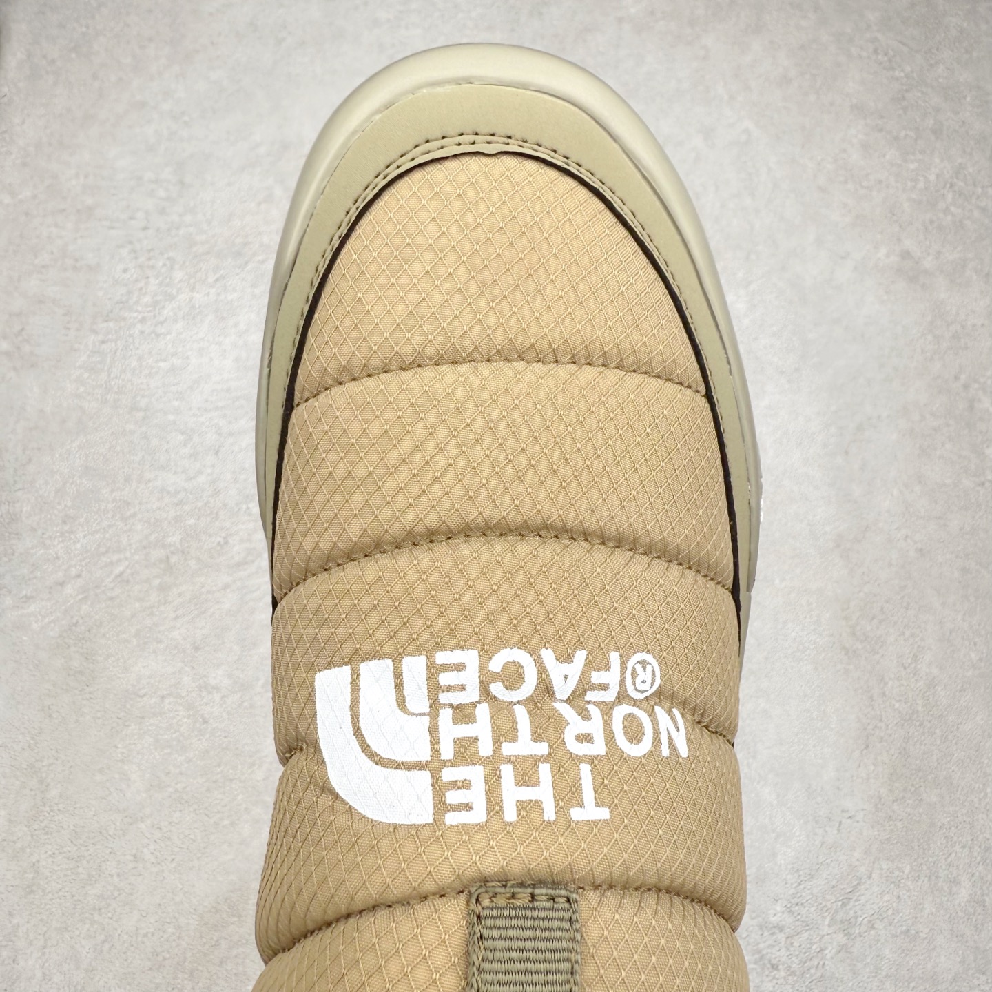 图片[4]-THE NORTH FACE Clyffe 北面舒适百搭 防滑耐磨 低帮 生活休闲鞋 男女同款 North Face于1966年成立，一直致力于为户外运动员的每一次严酷探索提供专业装备。作为全球户外运动领导品牌，The NorthFace以经过专业运动员测试、适应各类户外需求的产品助力探索者不断超越自我，激发人类潜能。The North Face象征着众多山脉中更冷、更值得挑战的北坡。品牌标志则来自Half Dome，一座位于美国加州Yosemite NationalPark（优胜美地国家公园）里的山峰，中文名字取为「北面」，象征着不畏惧的户外探索精神。1997年，The North Face采用全新的宣传标语「Never Stop Exploring探索永不停止」，体现品牌的探索精神，成为品牌的座右铭。尺码：36/45-选品中心