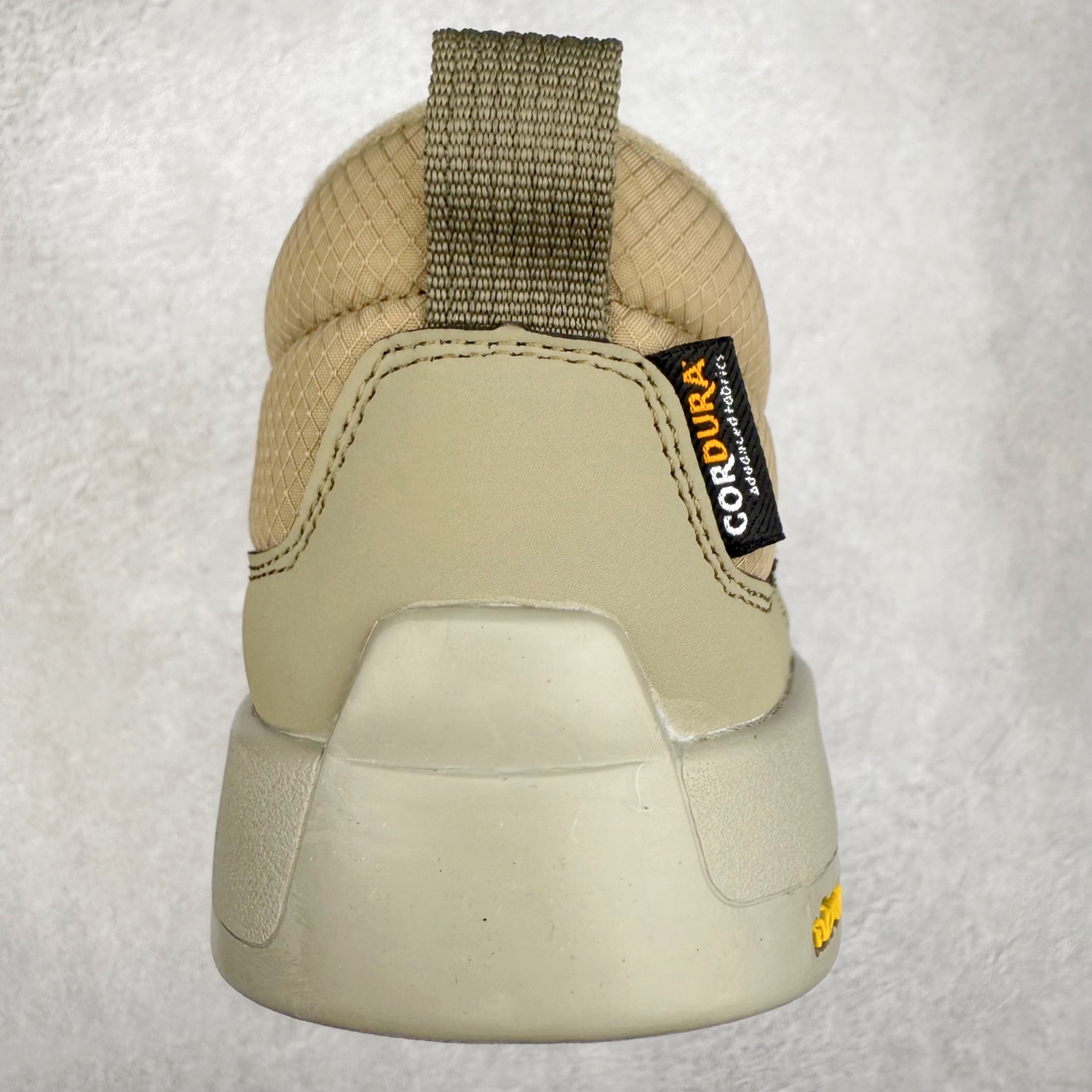 图片[8]-THE NORTH FACE Clyffe 北面舒适百搭 防滑耐磨 低帮 生活休闲鞋 男女同款 North Face于1966年成立，一直致力于为户外运动员的每一次严酷探索提供专业装备。作为全球户外运动领导品牌，The NorthFace以经过专业运动员测试、适应各类户外需求的产品助力探索者不断超越自我，激发人类潜能。The North Face象征着众多山脉中更冷、更值得挑战的北坡。品牌标志则来自Half Dome，一座位于美国加州Yosemite NationalPark（优胜美地国家公园）里的山峰，中文名字取为「北面」，象征着不畏惧的户外探索精神。1997年，The North Face采用全新的宣传标语「Never Stop Exploring探索永不停止」，体现品牌的探索精神，成为品牌的座右铭。尺码：36/45-选品中心