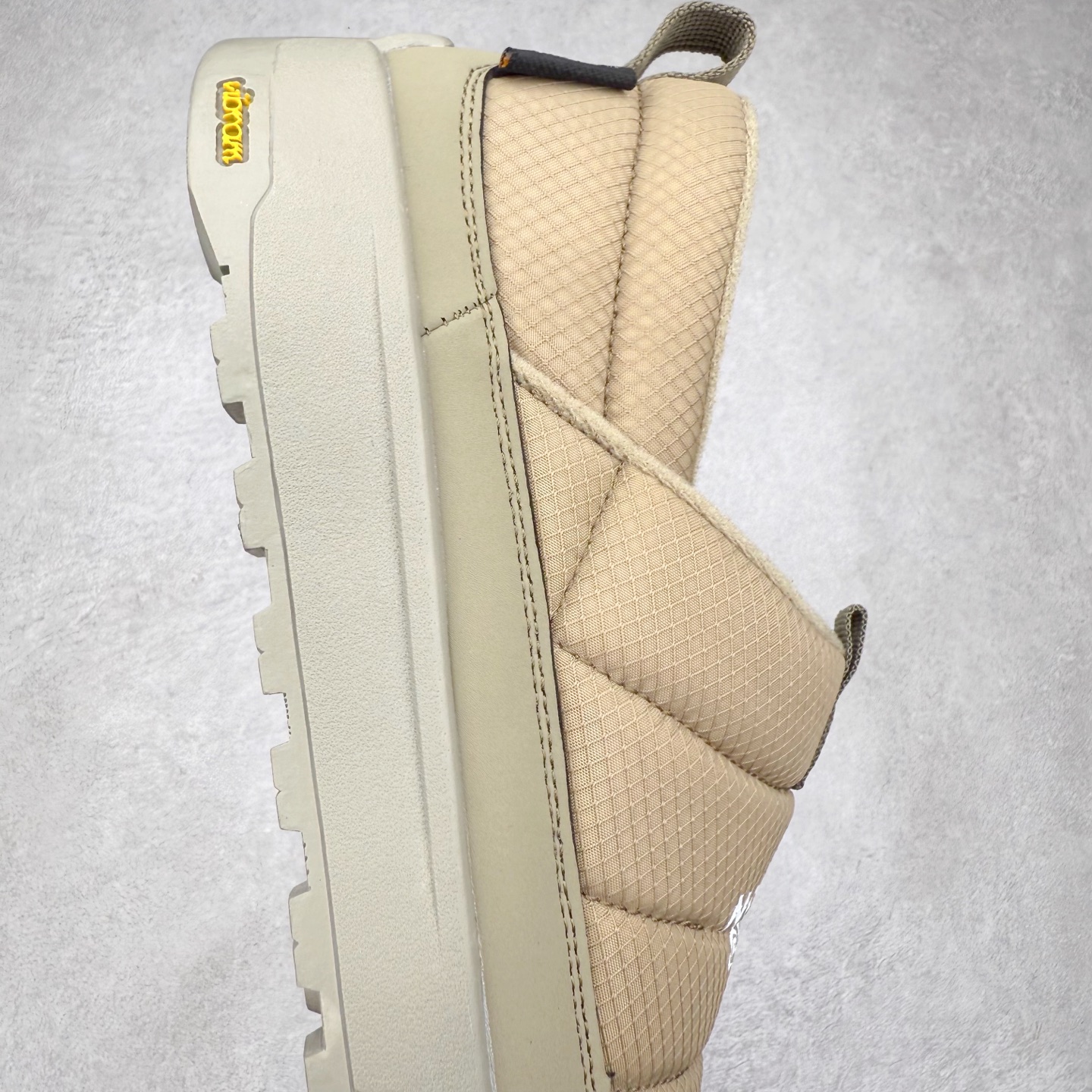 图片[6]-THE NORTH FACE Clyffe 北面舒适百搭 防滑耐磨 低帮 生活休闲鞋 男女同款 North Face于1966年成立，一直致力于为户外运动员的每一次严酷探索提供专业装备。作为全球户外运动领导品牌，The NorthFace以经过专业运动员测试、适应各类户外需求的产品助力探索者不断超越自我，激发人类潜能。The North Face象征着众多山脉中更冷、更值得挑战的北坡。品牌标志则来自Half Dome，一座位于美国加州Yosemite NationalPark（优胜美地国家公园）里的山峰，中文名字取为「北面」，象征着不畏惧的户外探索精神。1997年，The North Face采用全新的宣传标语「Never Stop Exploring探索永不停止」，体现品牌的探索精神，成为品牌的座右铭。尺码：36/45-选品中心