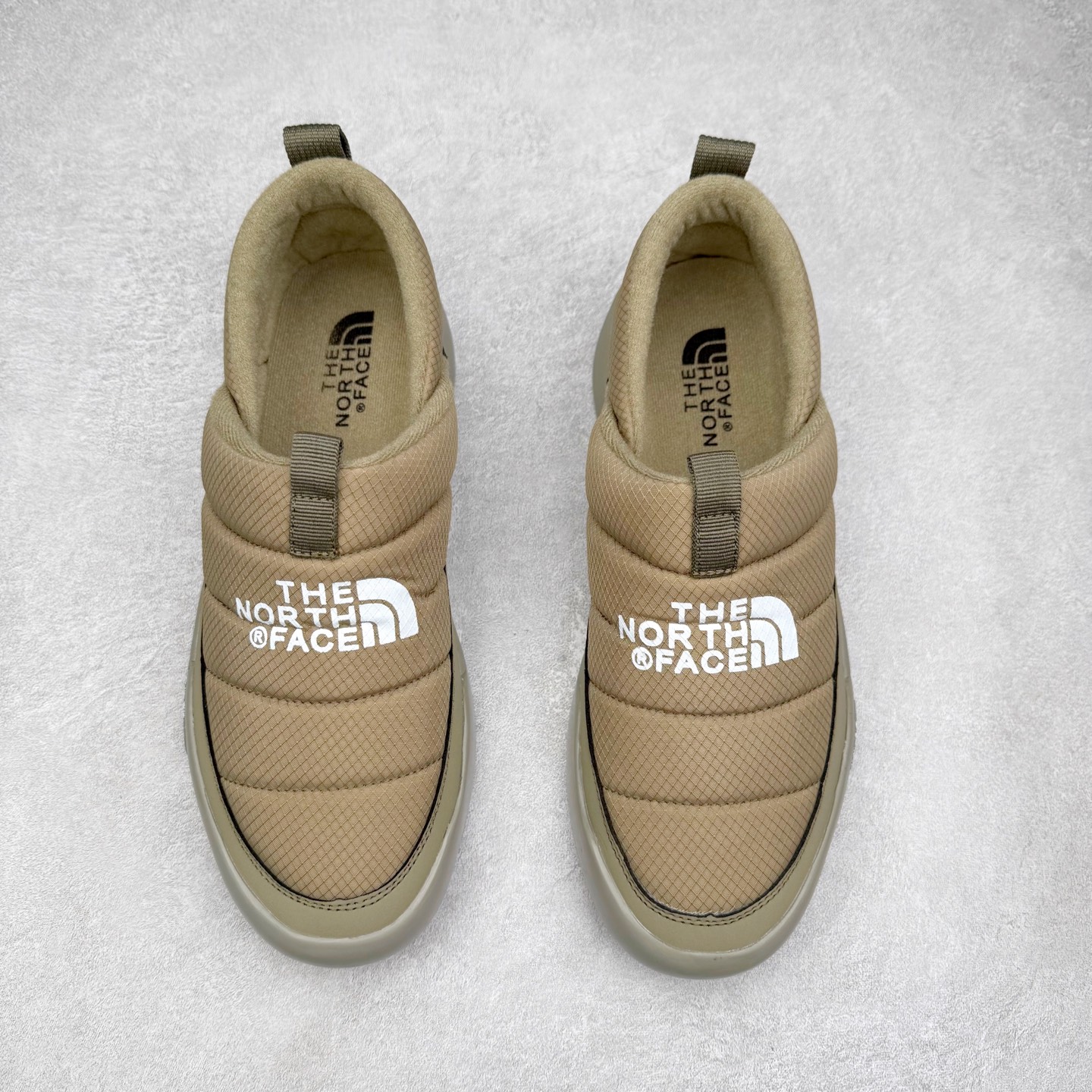 图片[2]-THE NORTH FACE Clyffe 北面舒适百搭 防滑耐磨 低帮 生活休闲鞋 男女同款 North Face于1966年成立，一直致力于为户外运动员的每一次严酷探索提供专业装备。作为全球户外运动领导品牌，The NorthFace以经过专业运动员测试、适应各类户外需求的产品助力探索者不断超越自我，激发人类潜能。The North Face象征着众多山脉中更冷、更值得挑战的北坡。品牌标志则来自Half Dome，一座位于美国加州Yosemite NationalPark（优胜美地国家公园）里的山峰，中文名字取为「北面」，象征着不畏惧的户外探索精神。1997年，The North Face采用全新的宣传标语「Never Stop Exploring探索永不停止」，体现品牌的探索精神，成为品牌的座右铭。尺码：36/45-选品中心