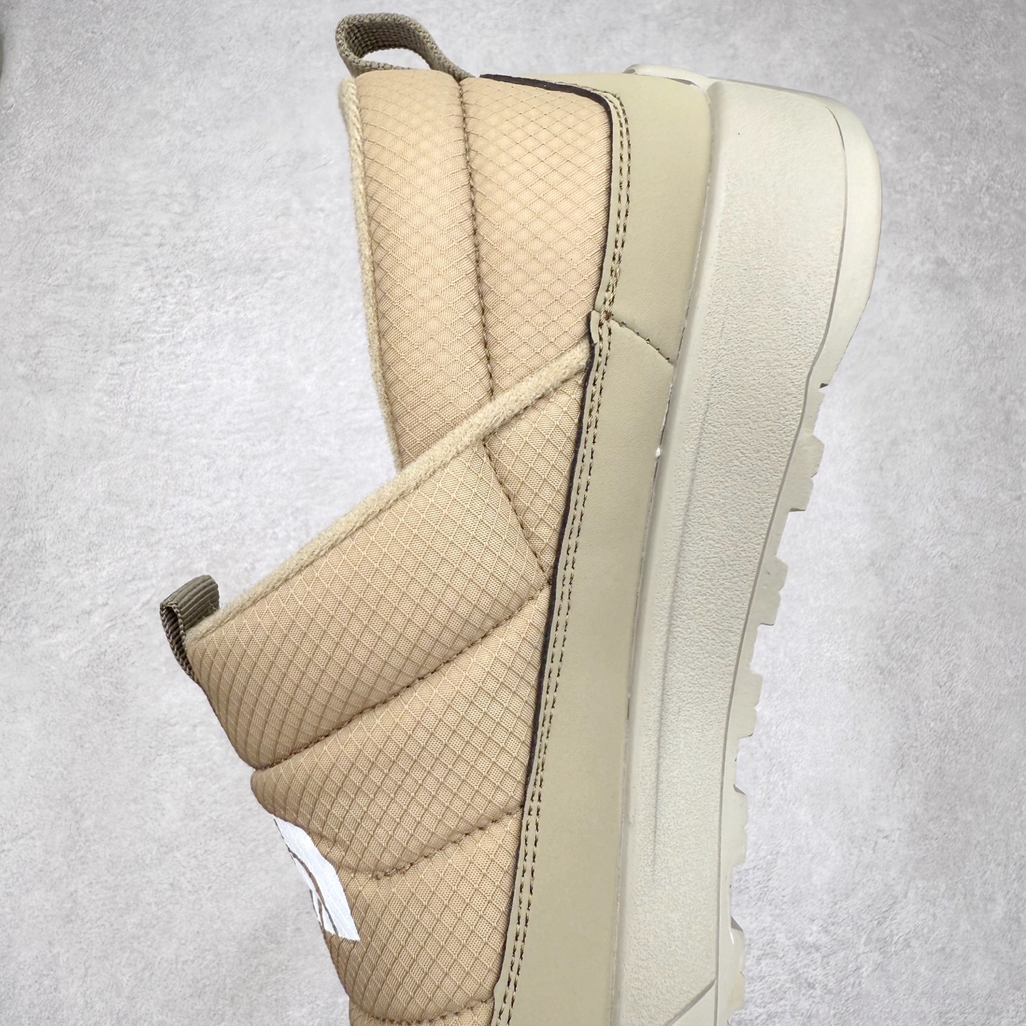 图片[7]-THE NORTH FACE Clyffe 北面舒适百搭 防滑耐磨 低帮 生活休闲鞋 男女同款 North Face于1966年成立，一直致力于为户外运动员的每一次严酷探索提供专业装备。作为全球户外运动领导品牌，The NorthFace以经过专业运动员测试、适应各类户外需求的产品助力探索者不断超越自我，激发人类潜能。The North Face象征着众多山脉中更冷、更值得挑战的北坡。品牌标志则来自Half Dome，一座位于美国加州Yosemite NationalPark（优胜美地国家公园）里的山峰，中文名字取为「北面」，象征着不畏惧的户外探索精神。1997年，The North Face采用全新的宣传标语「Never Stop Exploring探索永不停止」，体现品牌的探索精神，成为品牌的座右铭。尺码：36/45-选品中心