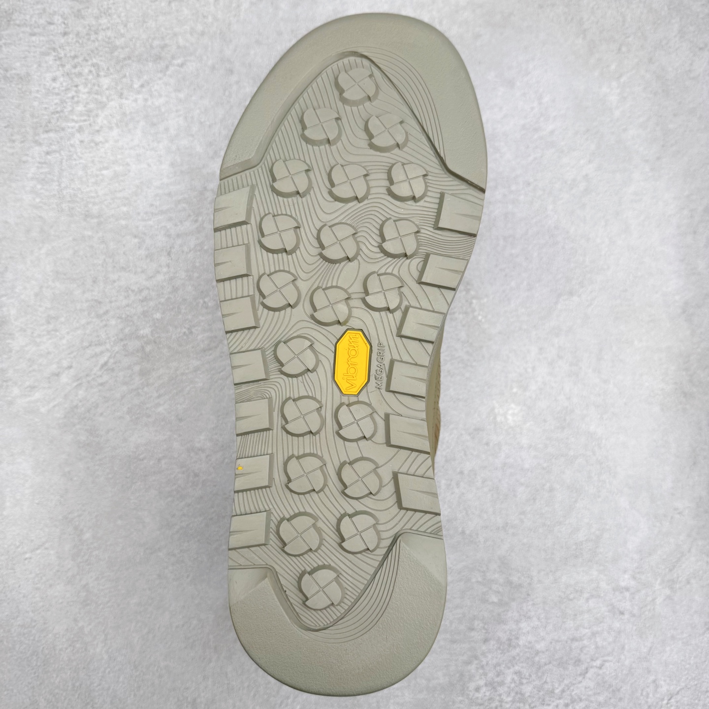 图片[9]-THE NORTH FACE Clyffe 北面舒适百搭 防滑耐磨 低帮 生活休闲鞋 男女同款 North Face于1966年成立，一直致力于为户外运动员的每一次严酷探索提供专业装备。作为全球户外运动领导品牌，The NorthFace以经过专业运动员测试、适应各类户外需求的产品助力探索者不断超越自我，激发人类潜能。The North Face象征着众多山脉中更冷、更值得挑战的北坡。品牌标志则来自Half Dome，一座位于美国加州Yosemite NationalPark（优胜美地国家公园）里的山峰，中文名字取为「北面」，象征着不畏惧的户外探索精神。1997年，The North Face采用全新的宣传标语「Never Stop Exploring探索永不停止」，体现品牌的探索精神，成为品牌的座右铭。尺码：36/45-选品中心